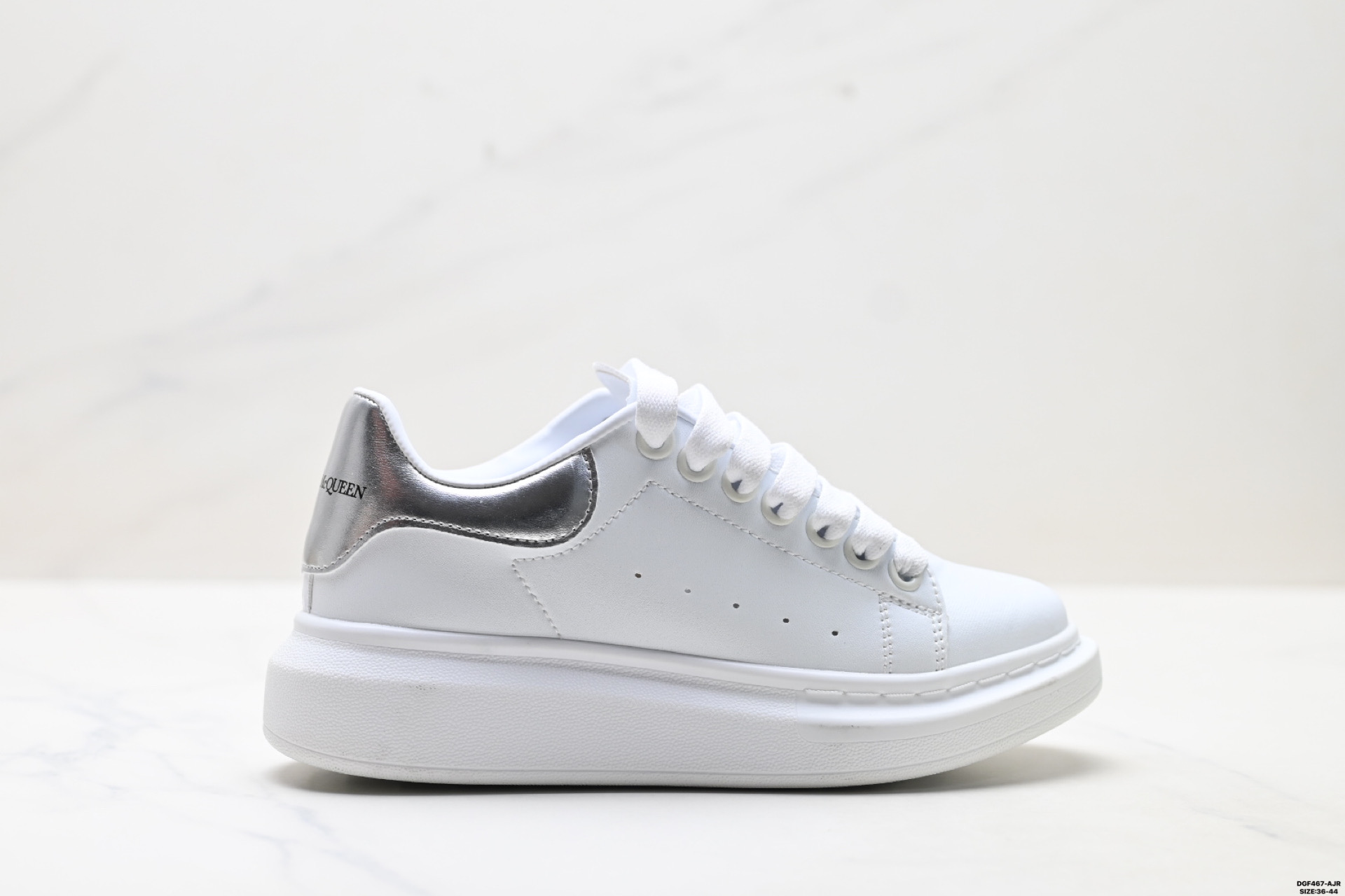 💰75
真标✅意大利高奢品牌Alexander McQueen亚历山大·麦昆 Sole Leather Sneakers低帮时装厚底休闲运动小白鞋
货号:561580NHV 59375
尺码:36-44
ID:DGF467-AJR