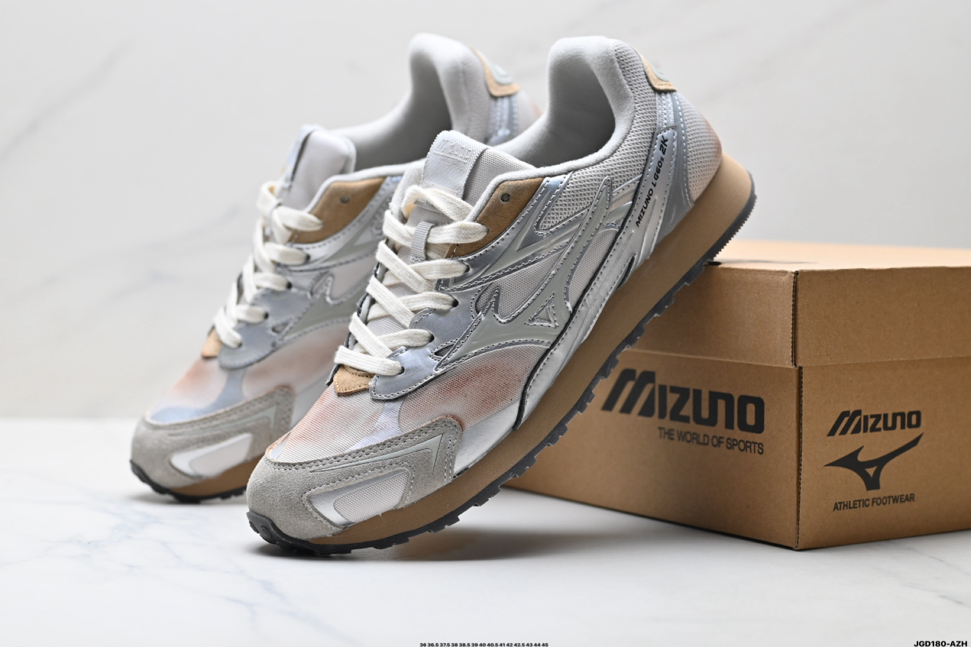 🈴💰160
公司级✅Mizuno美津浓 LG 60S 2K 舒适百搭 做旧设计 德训 薄底防滑耐磨 低帮休闲鞋
Y2K与60S的时空碰撞 趋势破壁 沿袭MIZUNO经典薄底跑鞋廓形全新年轻化鞋面设计 释出质感与活力兼具的LG 60S 2K
麂皮质感温润柔和 LOGO精致点缀 步履之间 邂逅自在的优雅 全鞋面做旧工艺处理 色基底上局部龟裂 旧化纹理设计 褪去新鞋生硬感
货号:D1GH242103
尺码:36 36.5 37.5 38 38.5 39 40 40.5 41 42 42.5 43 44 45
ID:JGD180-AZH