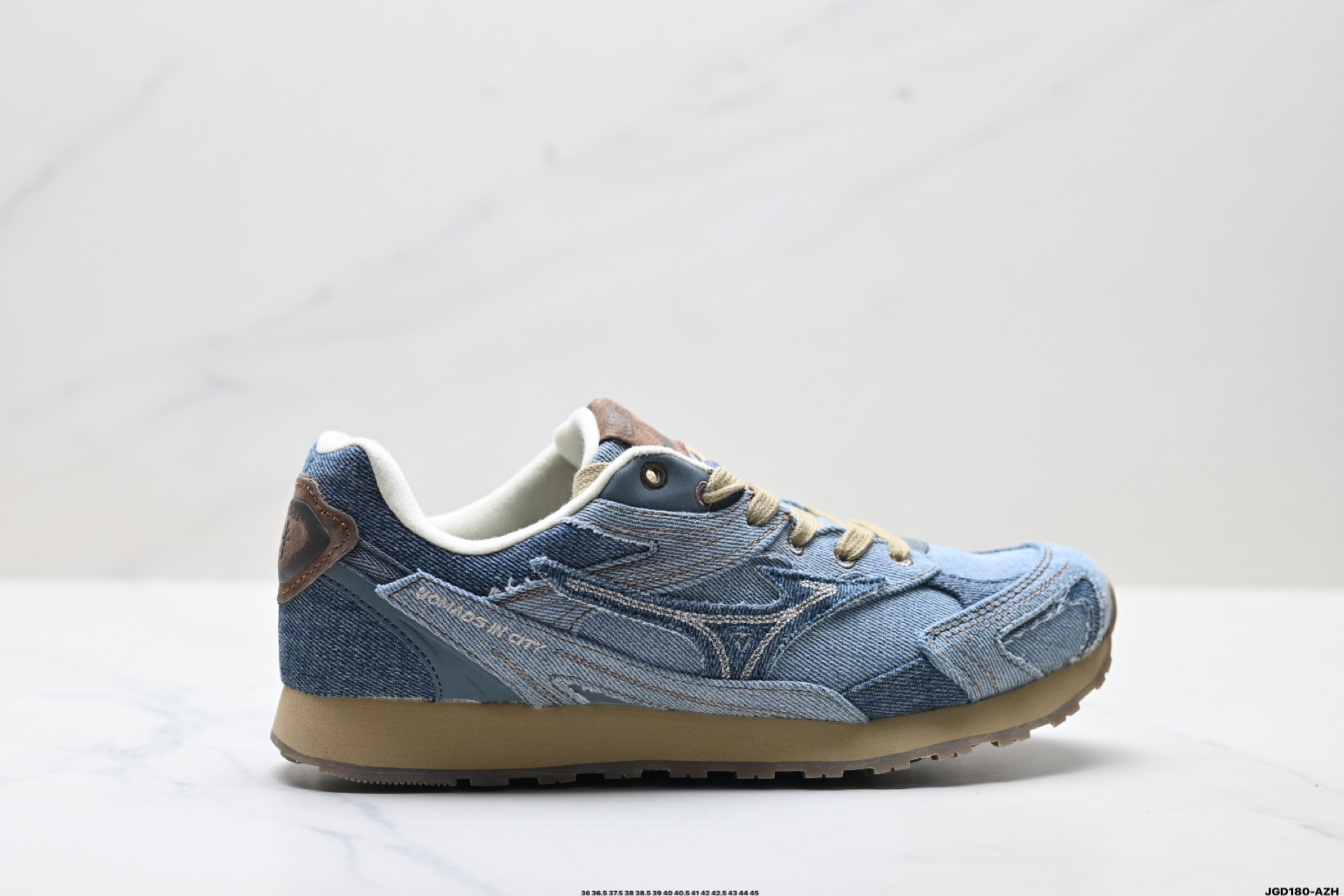 💰160
公司级✅Mizuno美津浓 LG 60S 2K 舒适百搭 做旧设计 德训 薄底防滑耐磨 低帮休闲鞋
Y2K与60S的时空碰撞 趋势破壁 沿袭MIZUNO经典薄底跑鞋廓形全新年轻化鞋面设计 释出质感与活力兼具的LG 60S 2K
麂皮质感温润柔和 LOGO精致点缀 步履之间 邂逅自在的优雅 全鞋面做旧工艺处理 色基底上局部龟裂 旧化纹理设计 褪去新鞋生硬感
货号:D1GH242103
尺码:36 36.5 37.5 38 38.5 39 40 40.5 41 42 42.5 43 44 45
ID:JGD180-AZH