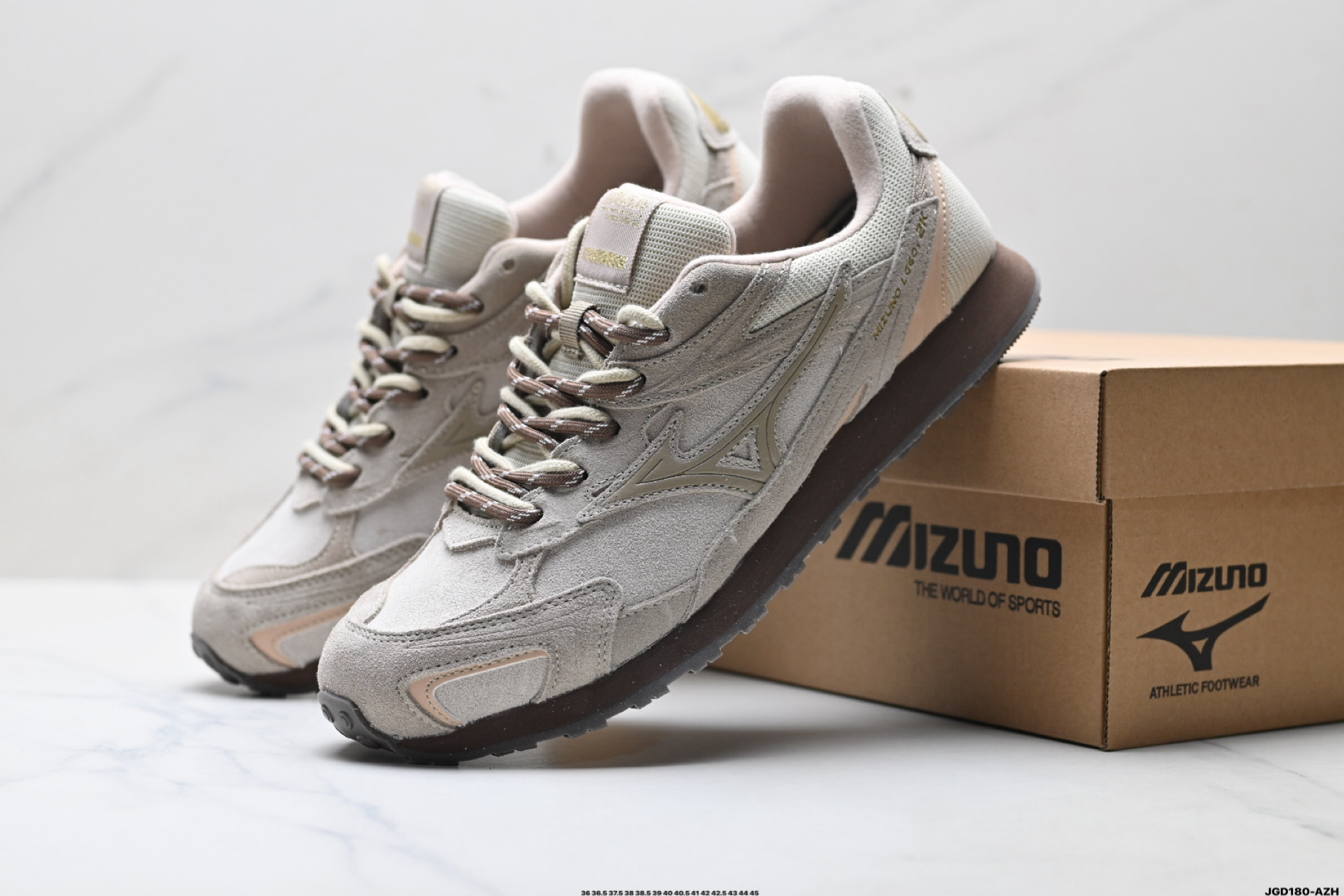 🈴💰160
公司级✅Mizuno美津浓 LG 60S 2K 舒适百搭 做旧设计 德训 薄底防滑耐磨 低帮休闲鞋
Y2K与60S的时空碰撞 趋势破壁 沿袭MIZUNO经典薄底跑鞋廓形全新年轻化鞋面设计 释出质感与活力兼具的LG 60S 2K
麂皮质感温润柔和 LOGO精致点缀 步履之间 邂逅自在的优雅 全鞋面做旧工艺处理 色基底上局部龟裂 旧化纹理设计 褪去新鞋生硬感
货号:D1GH242103
尺码:36 36.5 37.5 38 38.5 39 40 40.5 41 42 42.5 43 44 45
ID:JGD180-AZH