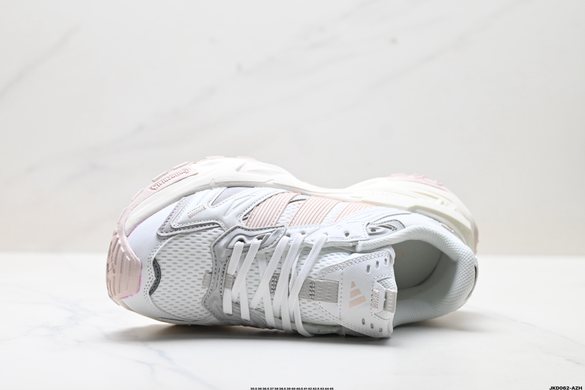 公司级✅Adidas XLG STORM EDGE 阿迪达斯 舒适 防滑 老爹鞋 鞋面由轻薄透气的网布制成 提供卓越的空气流通性能 中底使用品牌独有的Bounce缓震技术 帮助减少地面对关节的冲击力 提升整体的舒适性 鞋子的设计风格简约大气 同时兼顾功能性和美感 适用于各种场景 货号:JQ4085 ID:JKD062-AZH