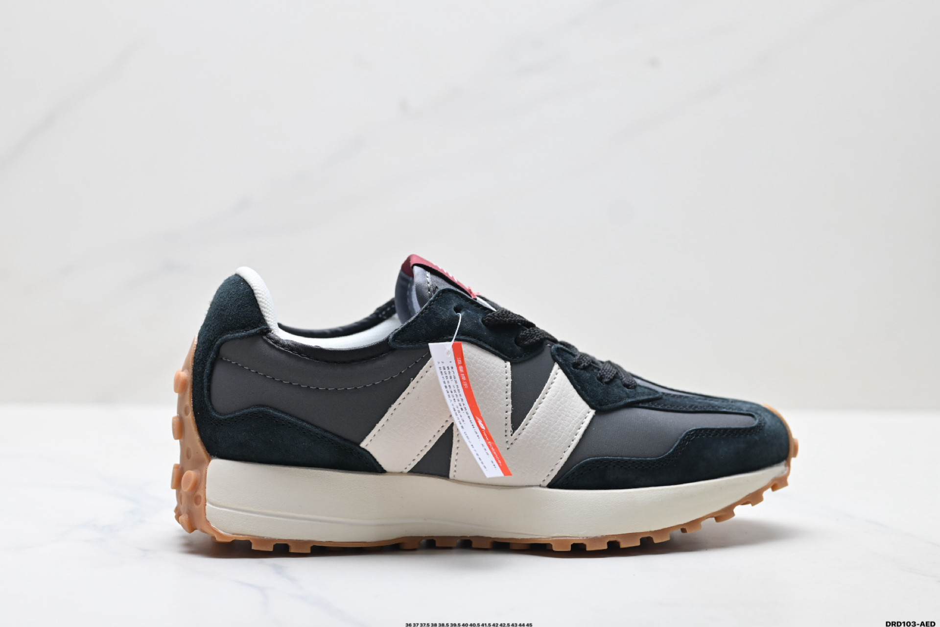 🈴💰100
真标✅New Balance 327系列 新百伦 复古休闲运动慢跑鞋 以更纯粹的复古风格设计打造的全新造型 侧身还以解构设计 将 N 字标志以做旧压花样式呈现
官方货号:WS327AL
ID:DRD103-AED