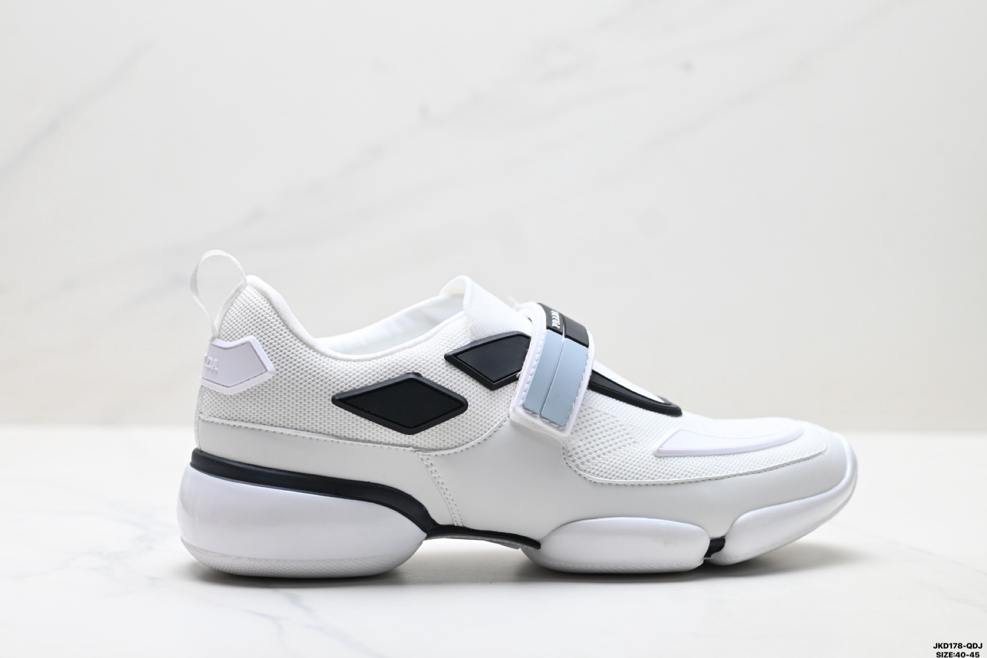 💰150
真标✅PRADA普拉达 Cloudbust 魔术贴 运动 减震耐磨包裹性 低帮生活休闲鞋
此款全新的运动鞋采用运动和创新设计 具有网眼锥形轮廓和气垫设计 橡胶鞋底为这款个性鲜明的运动鞋注入现代魅力 网眼织物 橡胶材质 魔术贴搭扣开合带 橡胶鞋底
货号:2OG066_2ODJ_F0002
尺码:40-45
ID:JKD178-QDJ