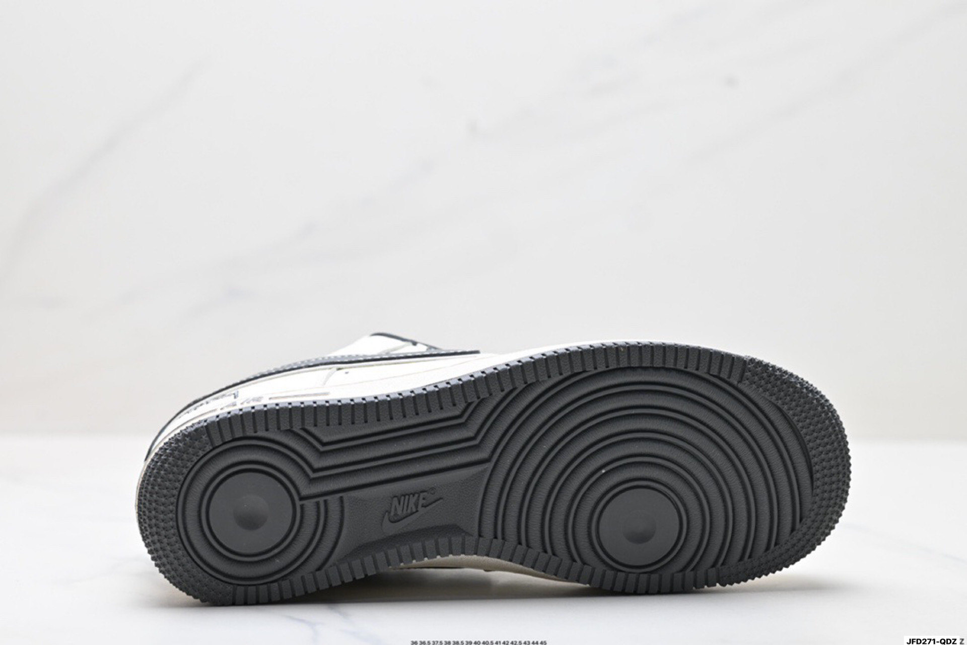 💰190
公司级✅NIKE AIR FORCE 1‘07
原楦头原纸板 打造纯正低帮空军版型
专注外贸渠道 全掌内置蜂窝气垫 
原盒配件 原厂中底钢印、拉帮完美 
货号:DD8959-100
Size:36 36.5 37.5 38 38.5 39 40 40.5 41 42 42.5 43 44 45
ID:JFD271-QDZ