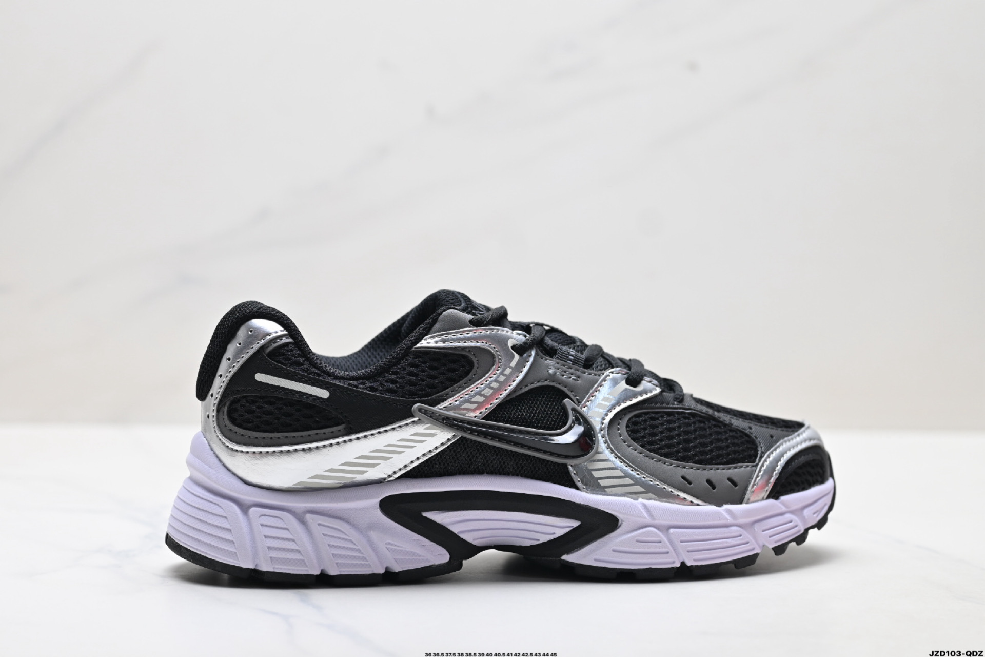 公司级✅Nike V5 RNR 耐克 舒适百搭防滑耐磨 低帮休闲鞋 鞋面是大网孔设计 透气性超强 夏天穿完全不会闷脚 特别适合现在这种天气 中底是泡棉材质 脚感特别舒适 走一天脚都不会累 而且这双鞋一年四季都能穿 无论是日常休闲 慢跑还是通勤 都能轻松驾驭 货号:HJ5228-004 ID:JZD103-QDZ