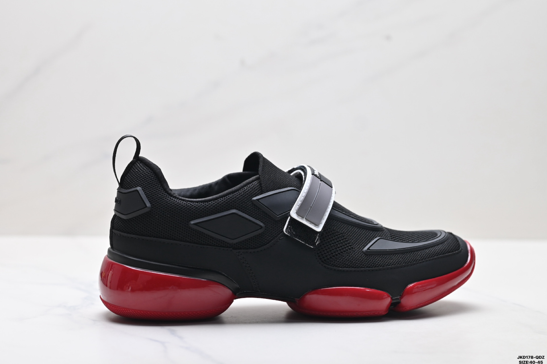 💰150
真标✅PRADA普拉达 Cloudbust 魔术贴 运动 减震耐磨包裹性 低帮生活休闲鞋
此款全新的运动鞋采用运动和创新设计 具有网眼锥形轮廓和气垫设计 橡胶鞋底为这款个性鲜明的运动鞋注入现代魅力 网眼织物 橡胶材质 魔术贴搭扣开合带 橡胶鞋底
货号:2OG066_2ODJ_F0002
尺码:40-45
ID:JKD178-QDZ