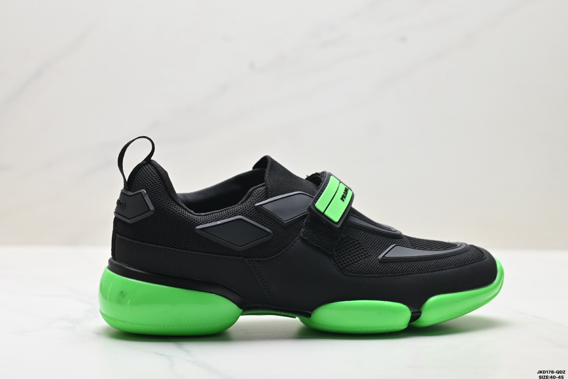 💰150
真标✅PRADA普拉达 Cloudbust 魔术贴 运动 减震耐磨包裹性 低帮生活休闲鞋
此款全新的运动鞋采用运动和创新设计 具有网眼锥形轮廓和气垫设计 橡胶鞋底为这款个性鲜明的运动鞋注入现代魅力 网眼织物 橡胶材质 魔术贴搭扣开合带 橡胶鞋底
货号:2OG066_2ODJ_F0002
尺码:40-45
ID:JKD178-QDZ