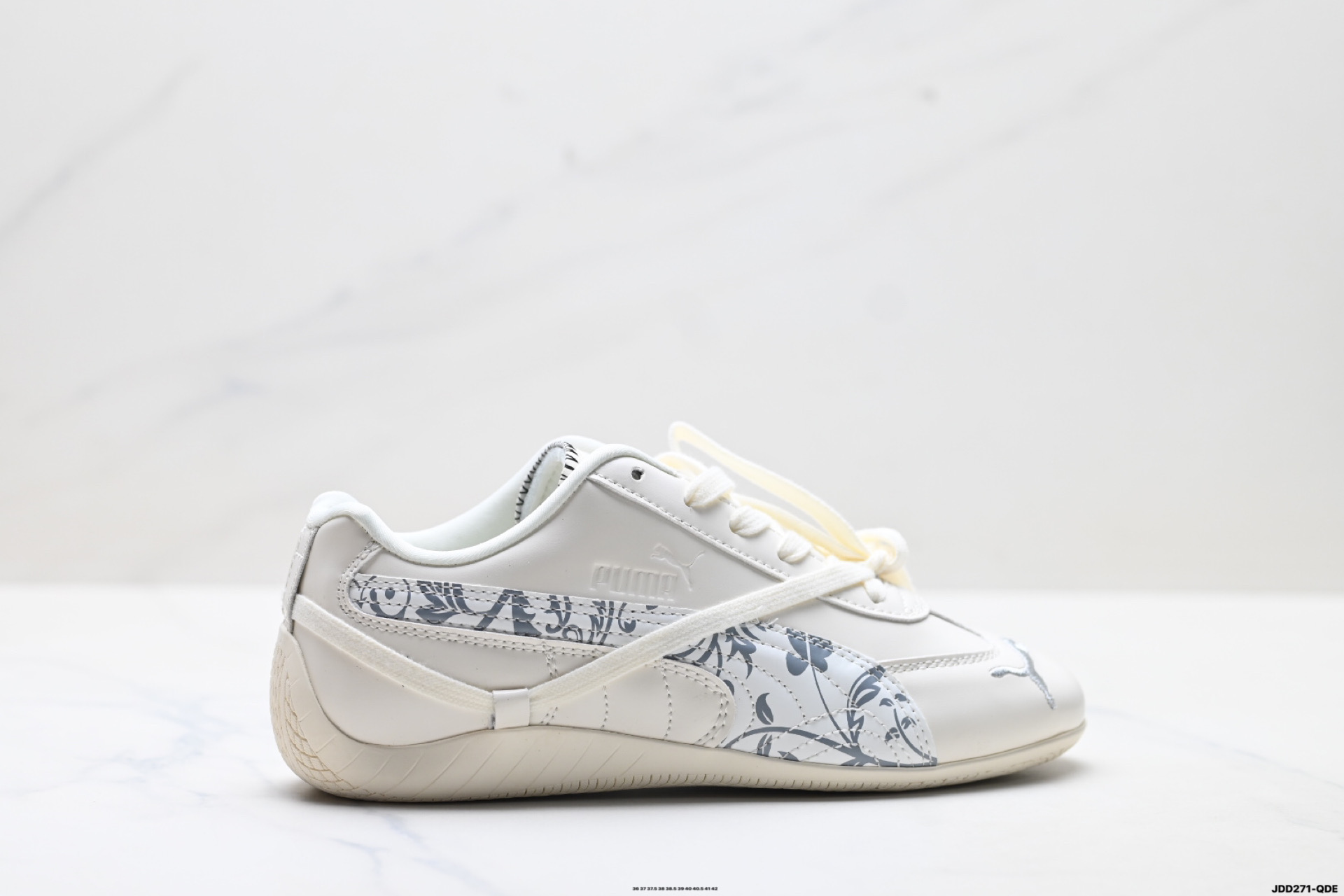 真标✅Rose x Puma Speedcat OG 彪马 双鞋带 防滑耐磨生活休闲 运动鞋 融合了ROSE与生俱来的率性魅力与运动垄格 加衬鞋领 柔软不易磨脚 橡胶薄底 轻盈贴地 舒适耐磨 优质皮革与刺绣美洲狮标志相得益彰 官方货号:404390-01 ID:JDD271-QDE