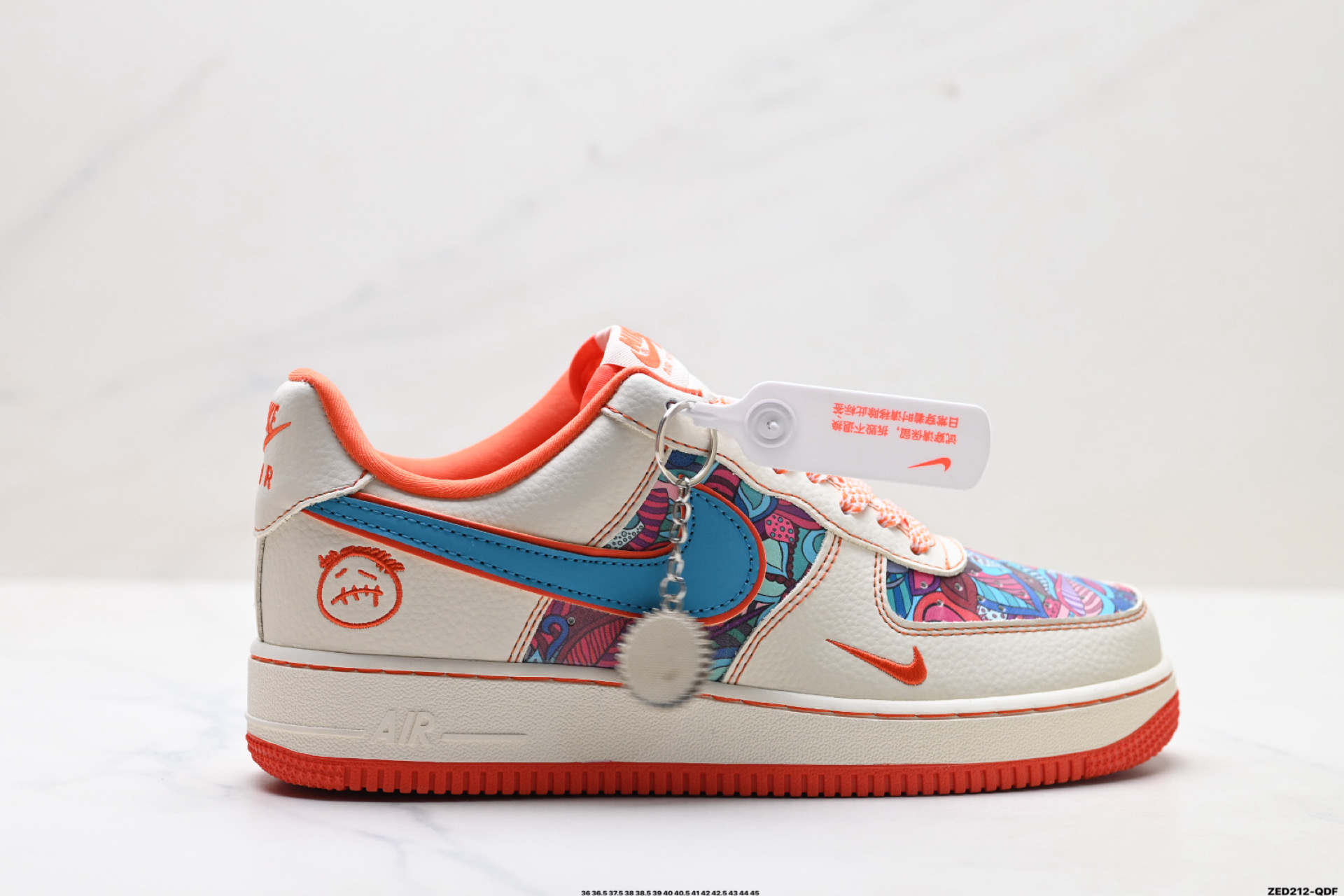 נייק איר פורס 1 ’07 מובנים עדכניים בסגנון מסוגנן.