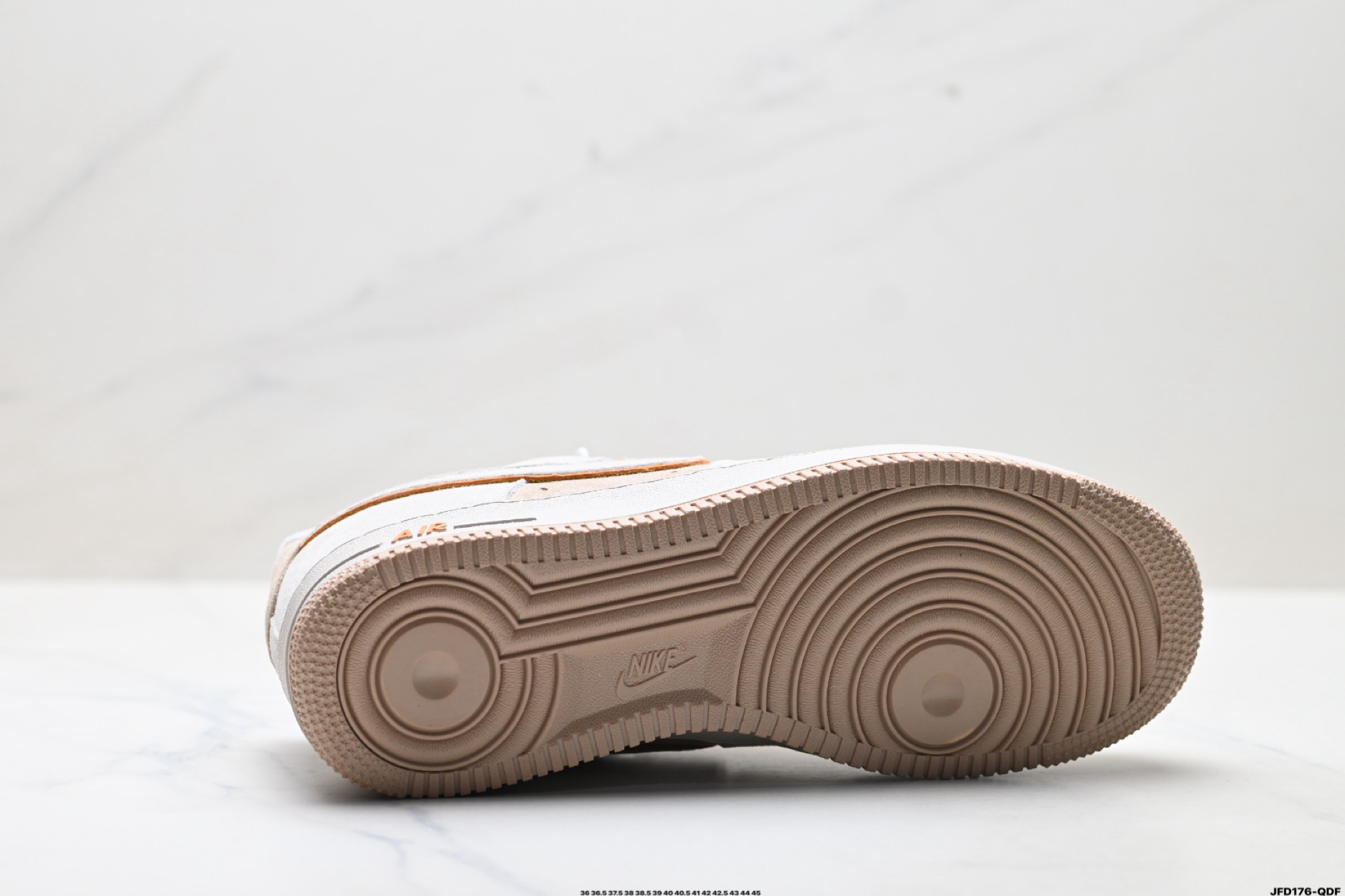 NIKE AIR FORCE 1‘07 LV8 DY9867-107