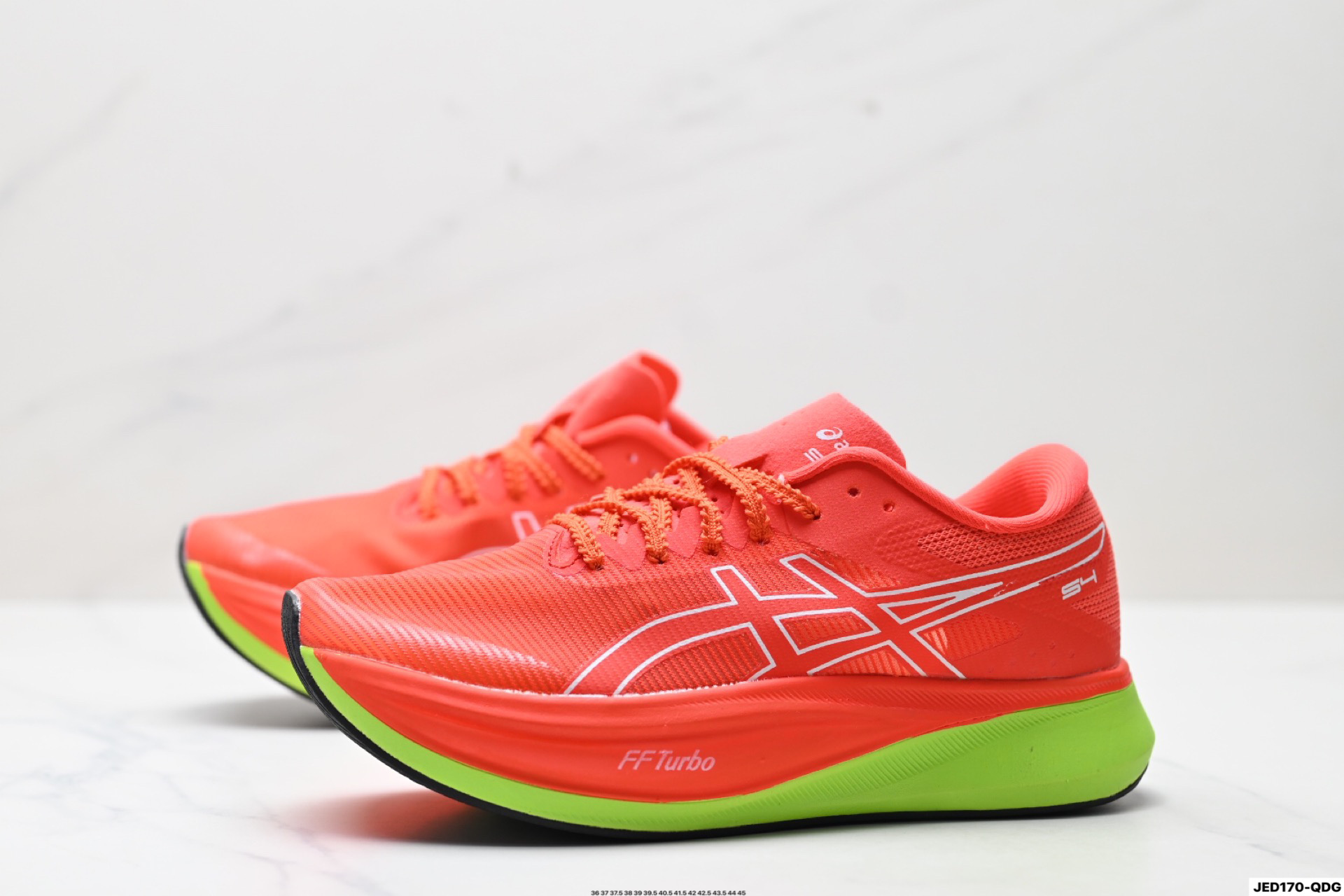 公司级✅Asics S4 亚瑟士全新跑鞋舒适减震透气 低帮跑步鞋 ASICS S4是一款日本国内限定的跑鞋,适 合全马4小时完赛跑者使用.鞋子采用碳板技术,具 有优越的推进力和稳定性,外底使用ASICS GRIP技 术,具有良好的抓地力.鞋面采用Mono紗加織材 质,具有良好的包裹感和透气性.鞋底耐磨性较 好,但鞋重较重. 货号:1013A129-600 ID:JED170-QDG