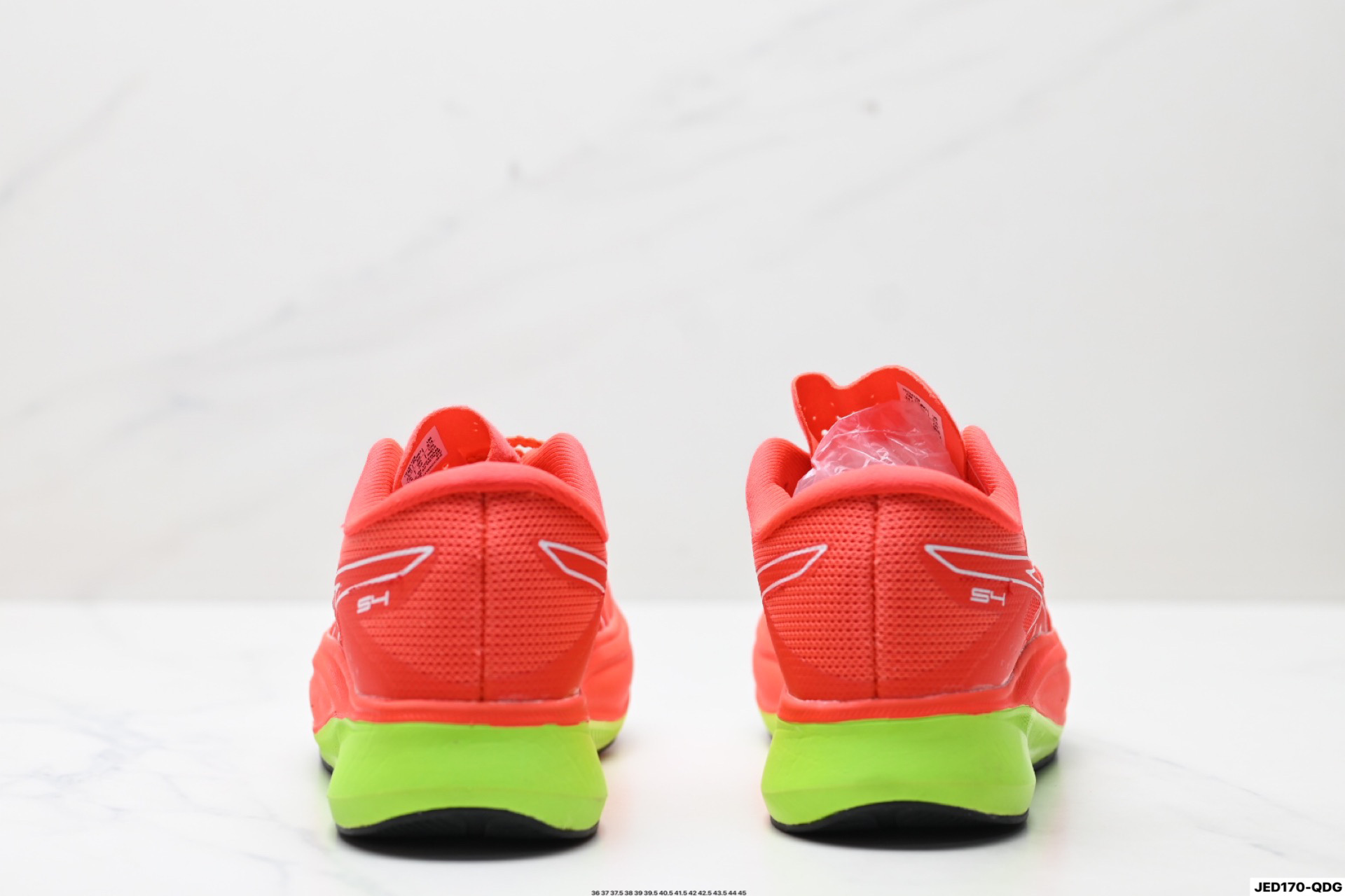 公司级✅Asics S4 亚瑟士全新跑鞋舒适减震透气 低帮跑步鞋 ASICS S4是一款日本国内限定的跑鞋,适 合全马4小时完赛跑者使用.鞋子采用碳板技术,具 有优越的推进力和稳定性,外底使用ASICS GRIP技 术,具有良好的抓地力.鞋面采用Mono紗加織材 质,具有良好的包裹感和透气性.鞋底耐磨性较 好,但鞋重较重. 货号:1013A129-600 ID:JED170-QDG