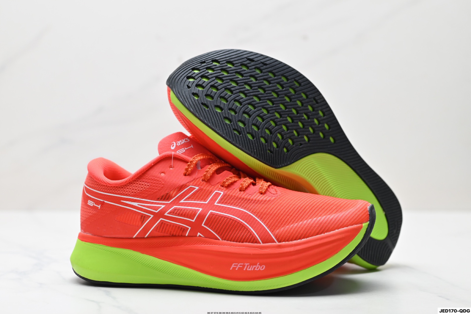 公司级✅Asics S4 亚瑟士全新跑鞋舒适减震透气 低帮跑步鞋 ASICS S4是一款日本国内限定的跑鞋,适 合全马4小时完赛跑者使用.鞋子采用碳板技术,具 有优越的推进力和稳定性,外底使用ASICS GRIP技 术,具有良好的抓地力.鞋面采用Mono紗加織材 质,具有良好的包裹感和透气性.鞋底耐磨性较 好,但鞋重较重. 货号:1013A129-600 ID:JED170-QDG