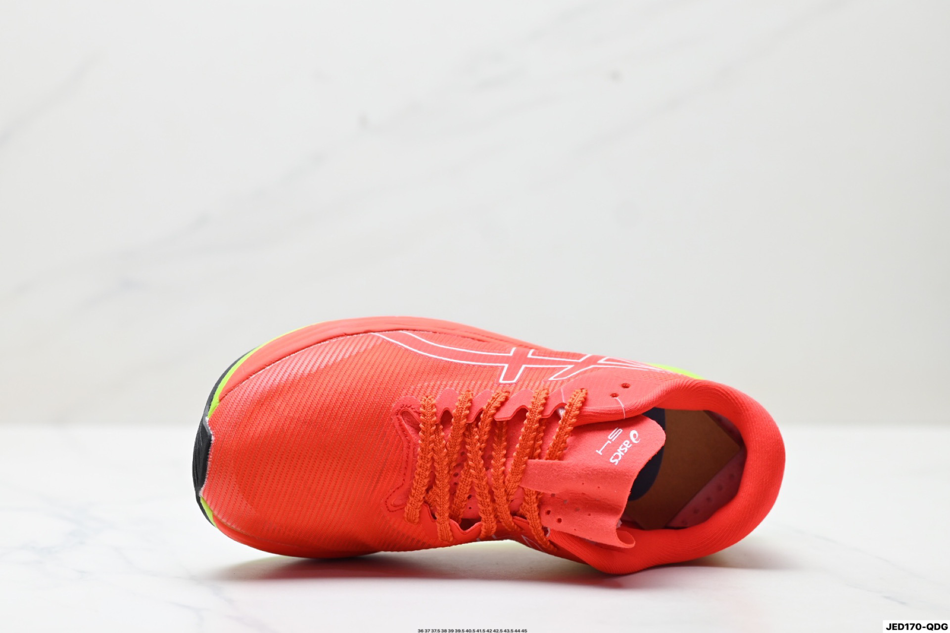 公司级✅Asics S4 亚瑟士全新跑鞋舒适减震透气 低帮跑步鞋 ASICS S4是一款日本国内限定的跑鞋,适 合全马4小时完赛跑者使用.鞋子采用碳板技术,具 有优越的推进力和稳定性,外底使用ASICS GRIP技 术,具有良好的抓地力.鞋面采用Mono紗加織材 质,具有良好的包裹感和透气性.鞋底耐磨性较 好,但鞋重较重. 货号:1013A129-600 ID:JED170-QDG