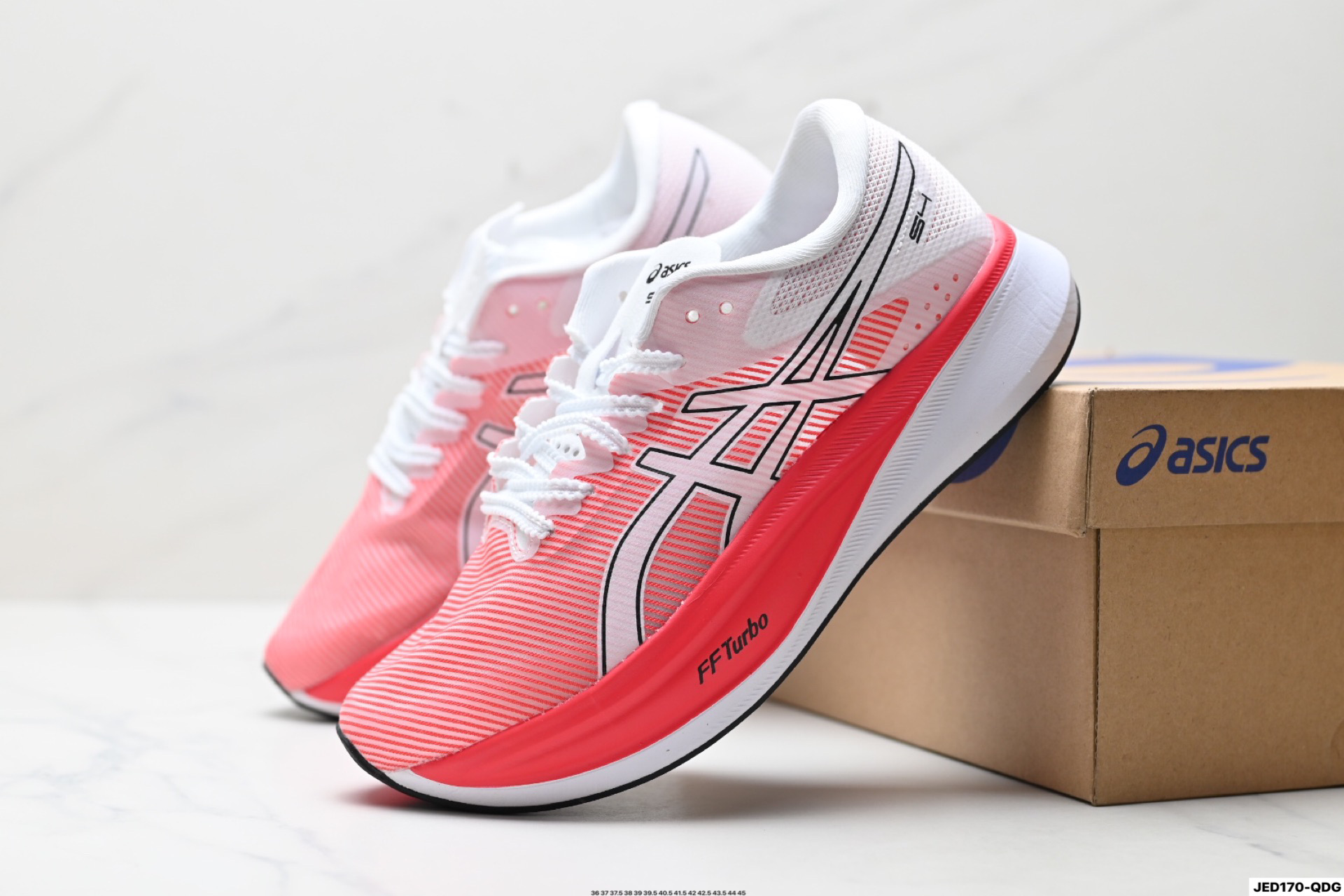 公司级✅Asics S4 亚瑟士全新跑鞋舒适减震透气 低帮跑步鞋 ASICS S4是一款日本国内限定的跑鞋,适 合全马4小时完赛跑者使用.鞋子采用碳板技术,具 有优越的推进力和稳定性,外底使用ASICS GRIP技 术,具有良好的抓地力.鞋面采用Mono紗加織材 质,具有良好的包裹感和透气性.鞋底耐磨性较 好,但鞋重较重. 货号:1013A129-600 ID:JED170-QDG