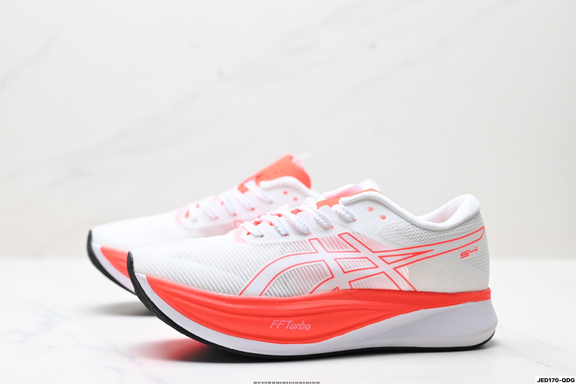 公司级✅Asics S4 亚瑟士全新跑鞋舒适减震透气 低帮跑步鞋 ASICS S4是一款日本国内限定的跑鞋,适 合全马4小时完赛跑者使用.鞋子采用碳板技术,具 有优越的推进力和稳定性,外底使用ASICS GRIP技 术,具有良好的抓地力.鞋面采用Mono紗加織材 质,具有良好的包裹感和透气性.鞋底耐磨性较 好,但鞋重较重. 货号:1013A129-600 ID:JED170-QDG