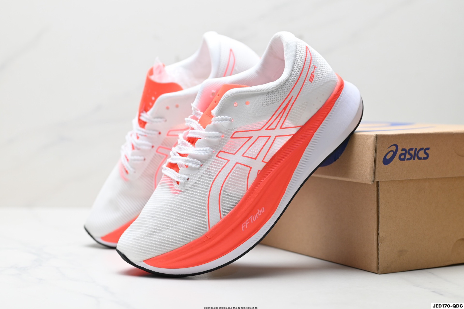 公司级✅Asics S4 亚瑟士全新跑鞋舒适减震透气 低帮跑步鞋 ASICS S4是一款日本国内限定的跑鞋,适 合全马4小时完赛跑者使用.鞋子采用碳板技术,具 有优越的推进力和稳定性,外底使用ASICS GRIP技 术,具有良好的抓地力.鞋面采用Mono紗加織材 质,具有良好的包裹感和透气性.鞋底耐磨性较 好,但鞋重较重. 货号:1013A129-600 ID:JED170-QDG