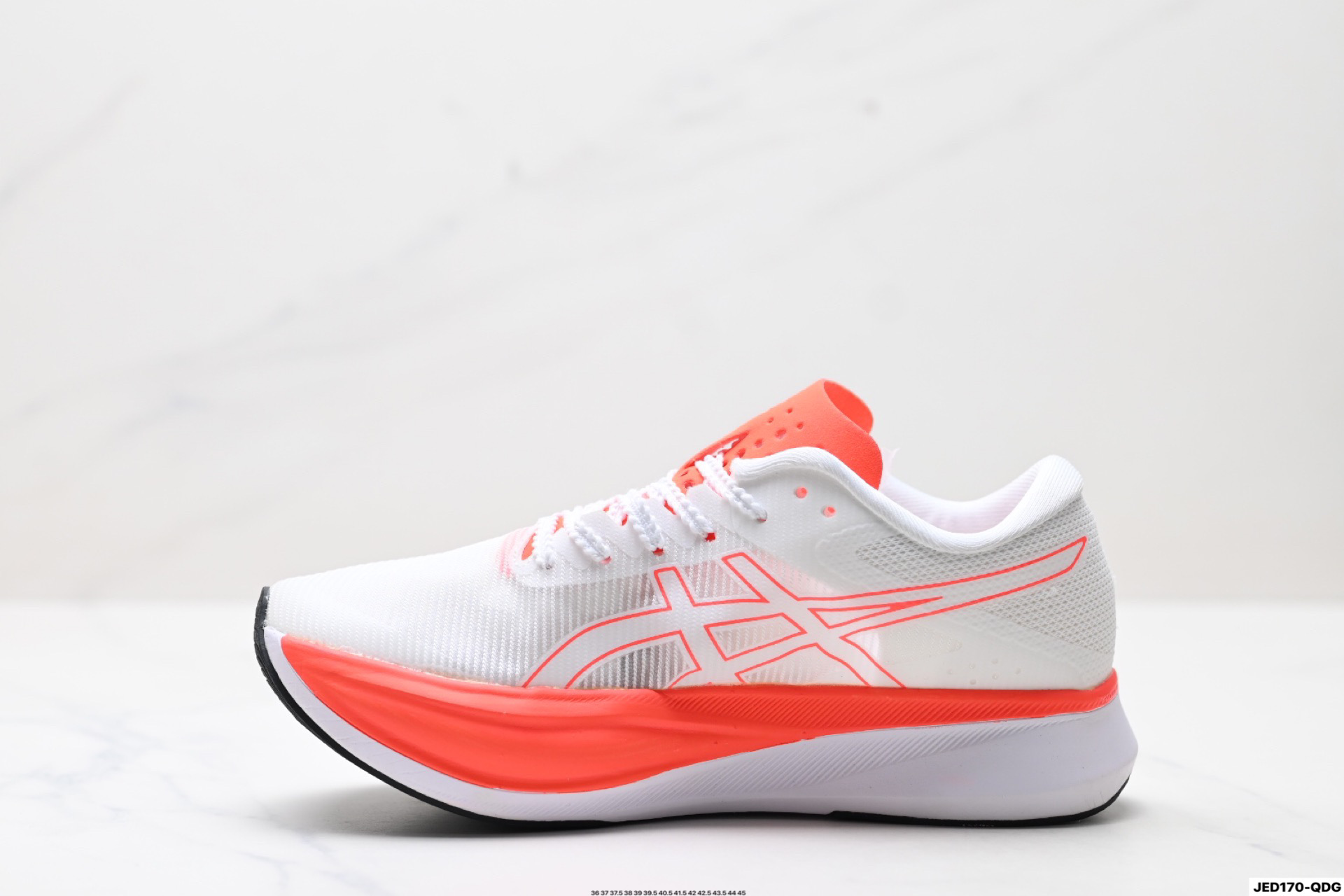 公司级✅Asics S4 亚瑟士全新跑鞋舒适减震透气 低帮跑步鞋 ASICS S4是一款日本国内限定的跑鞋,适 合全马4小时完赛跑者使用.鞋子采用碳板技术,具 有优越的推进力和稳定性,外底使用ASICS GRIP技 术,具有良好的抓地力.鞋面采用Mono紗加織材 质,具有良好的包裹感和透气性.鞋底耐磨性较 好,但鞋重较重. 货号:1013A129-600 ID:JED170-QDG