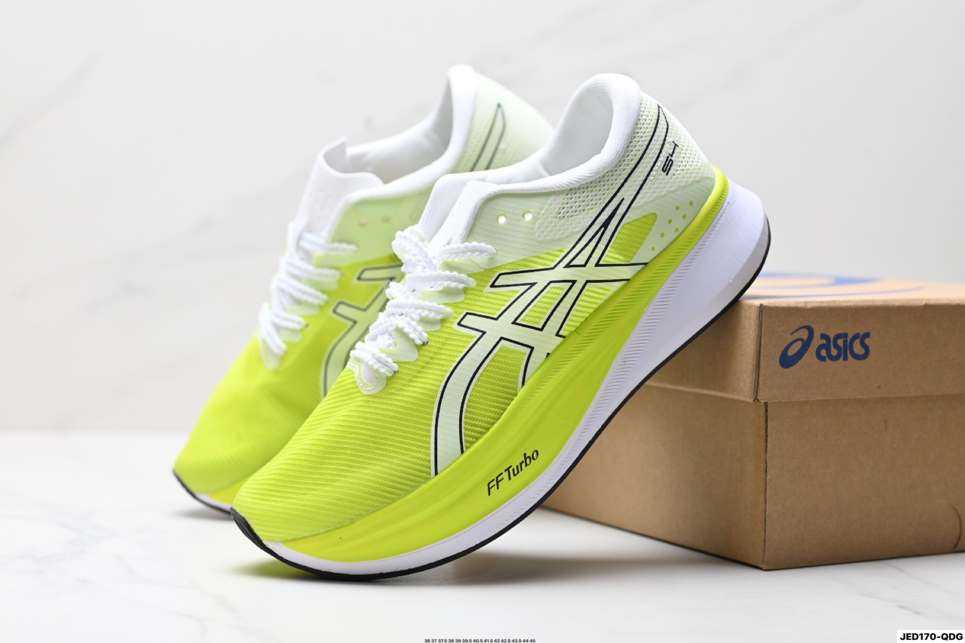 公司级✅Asics S4 亚瑟士全新跑鞋舒适减震透气 低帮跑步鞋 ASICS S4是一款日本国内限定的跑鞋,适 合全马4小时完赛跑者使用.鞋子采用碳板技术,具 有优越的推进力和稳定性,外底使用ASICS GRIP技 术,具有良好的抓地力.鞋面采用Mono紗加織材 质,具有良好的包裹感和透气性.鞋底耐磨性较 好,但鞋重较重. 货号:1013A129-600 ID:JED170-QDG