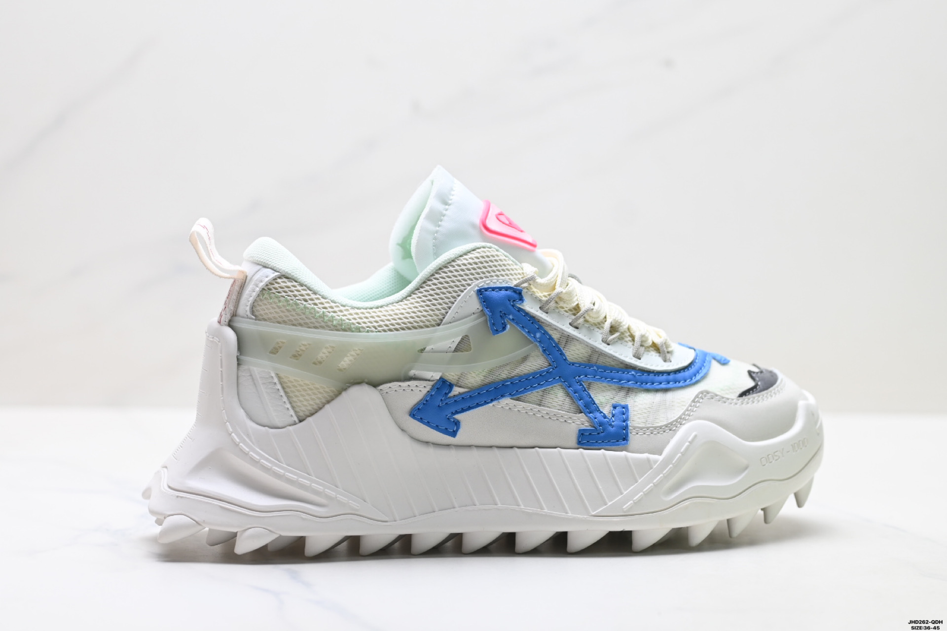 💰220
公司级✅Off潮牌OW老爹鞋White ODSY 箭头增高登山厚底情侣增高休闲运动鞋
ODSY-1000 Chunky Arrow复古跑鞋系列
帮面：网纱十革料 脚垫：发泡缓震EVA物料
内里：网织布
鞋底:EVA发泡＋橡胶
受90 年代至2000 年代初的厚底跑鞋影响，该
系列融合了90年代复古跑鞋美学、解构主义设计，
旨在打造莱具潮流厲性和运动功能的高端鞋款，在经
典跑鞋轮廓上加入现代材质
货号:OMIA139R208000530133
尺码:36-45
lD:JHD262-QDH
