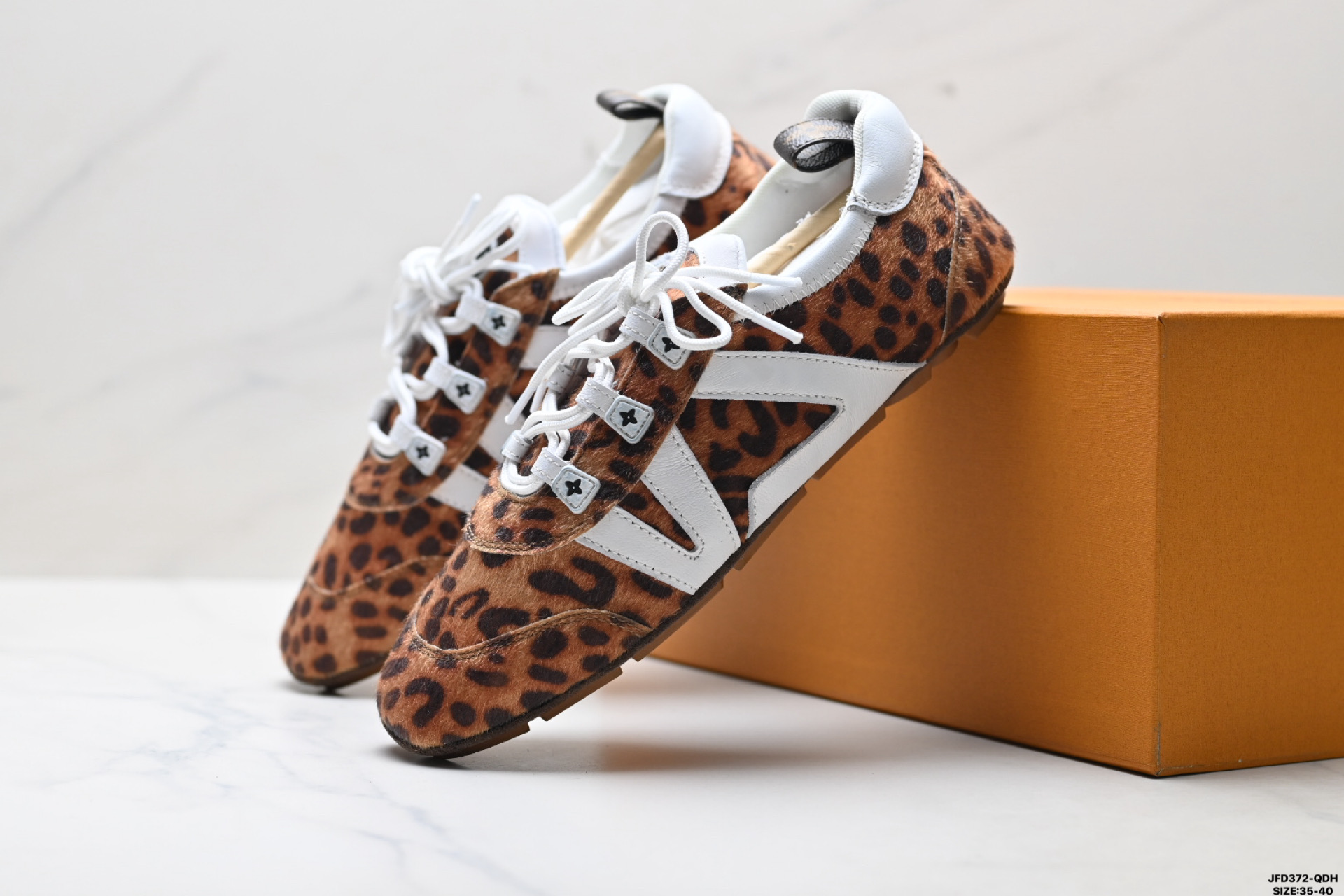 Louis Vuitton Sneakerina 路易威登 牛皮革绒面革 豹纹 圆头系带 芭蕾风德训 低帮休闲薄底鞋 1AICSP