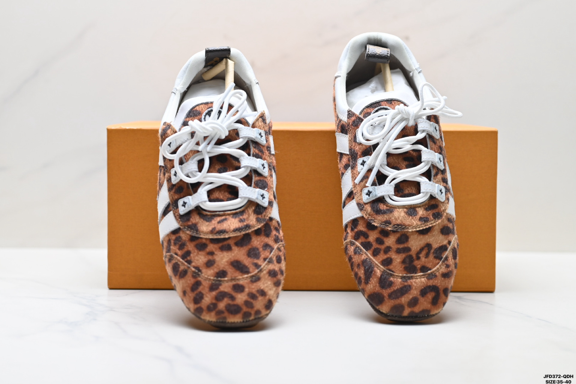 Louis Vuitton Sneakerina 路易威登 牛皮革绒面革 豹纹 圆头系带 芭蕾风德训 低帮休闲薄底鞋 1AICSP