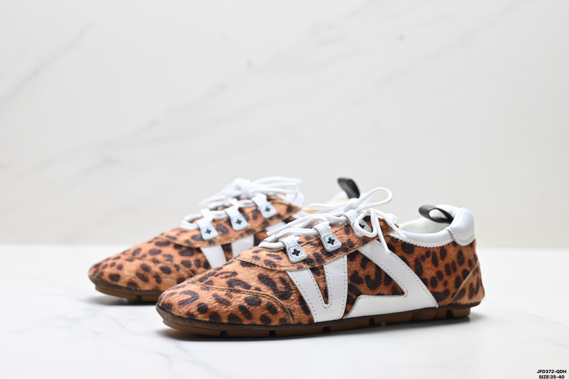 Louis Vuitton Sneakerina 路易威登 牛皮革绒面革 豹纹 圆头系带 芭蕾风德训 低帮休闲薄底鞋 1AICSP