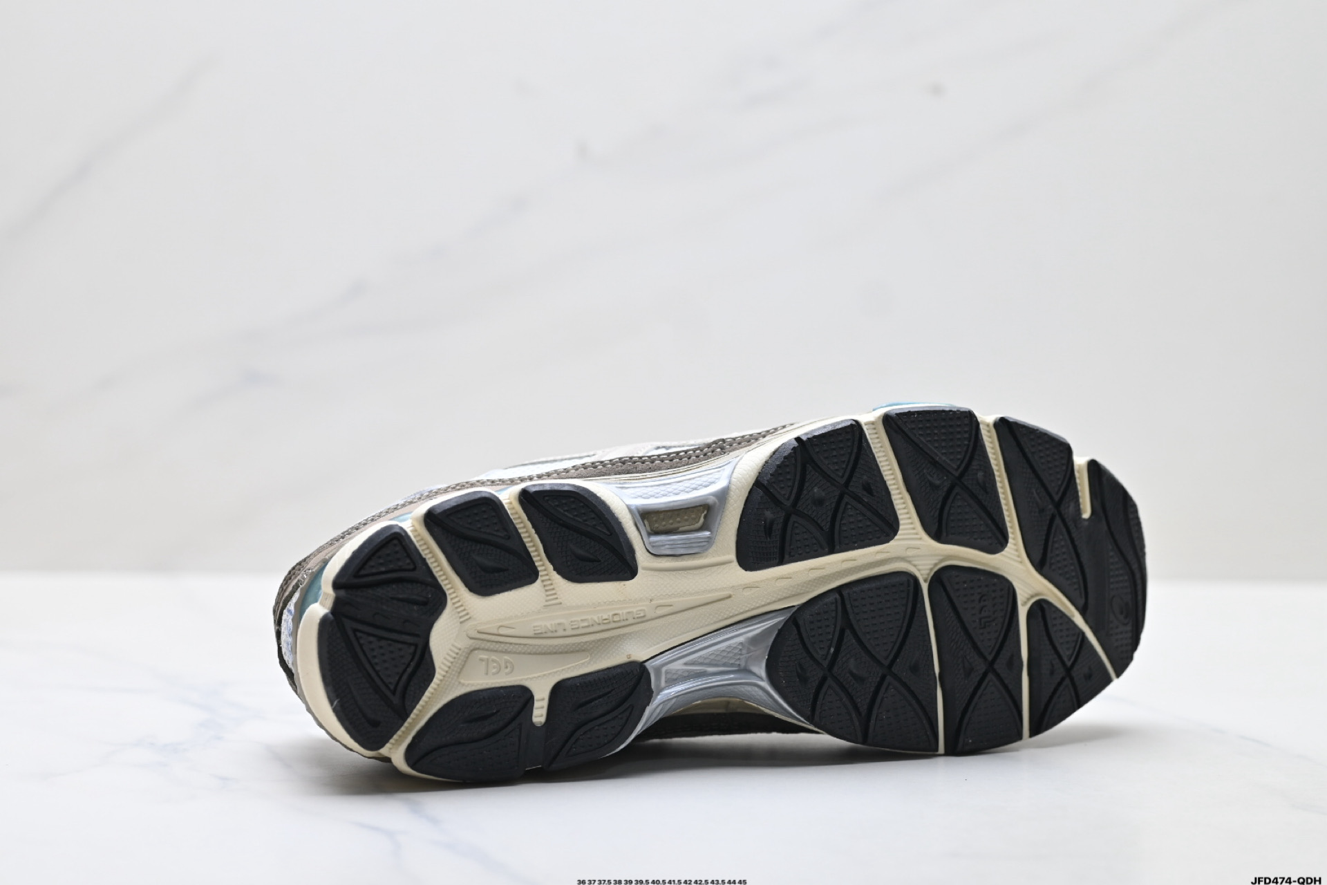 190 ASICS GEL-NYC 亚瑟士 透气网眼鞋面 配合部分合成革材质 采用全新AHAR+橡胶材质 更加耐磨 1203A383-103