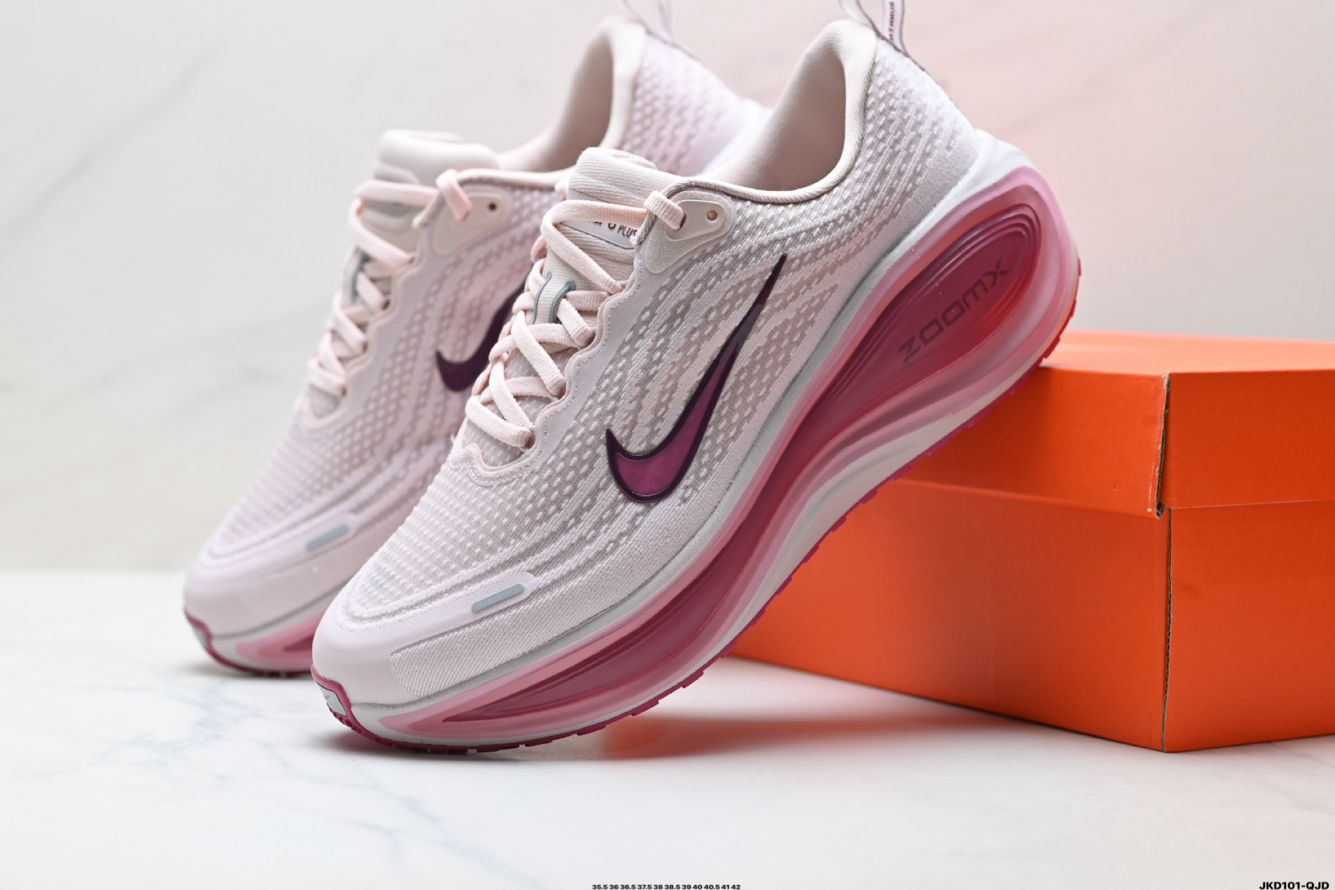 180 Nike VOMERO PLUS 耐克 舒适减震防滑 低帮跑步鞋 IH2091-800