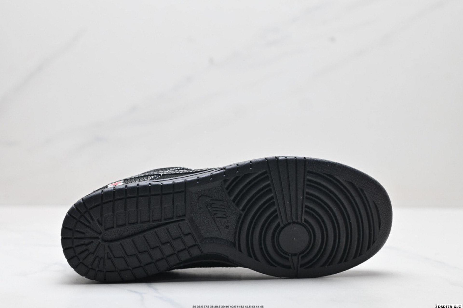 特价‼️💰120
公司级✅Nike Dunk Low Retro &lsquo;DIY高端定制&rsquo;耐克 低帮休闲运动板鞋
原装头层材料 用料绝不含糊 独家版型蒸餾加工帶來的是更好的视觉和脚感体验 清洁度 电绣工艺 皮料切割干净无任何毛边 细节完美
货号:MM1089-031
尺码:36 36.5 37.5 38 38.5 39 40 40.5 41 42 42.5 43 44 45
ID:DSD178-QJZ