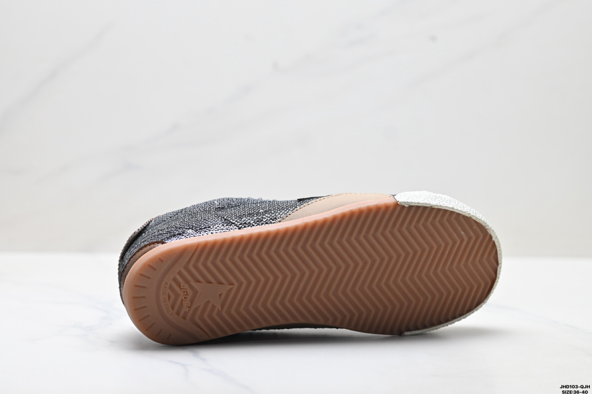 210 Golden Goose True Star 牛皮涤纶 尼龙 亮片搭配 星星 薄底低帮休闲鞋 GMF00922-Chinese UA Cheap High Quatity Brand Clothes Bags handbags Sneakers wholesale wholesaler seller from China Factory suppliers Fashion Clothing Shoes best Quality Beautiful Price 210 Golden Goose True Star 牛皮涤纶 尼龙 亮片搭配 星星 薄底低帮休闲鞋 GMF00922