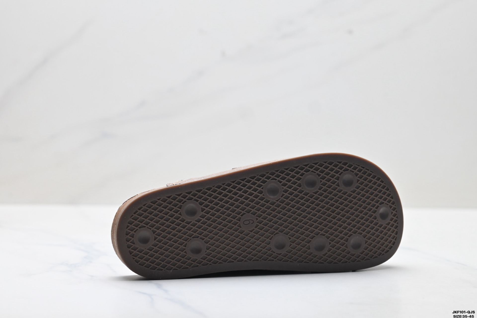 💰185
公司级✅Adidas Originals Adimule 阿迪达斯 百搭舒适 橡胶底 防磨包头拖鞋
采用柔软牛皮绒面 皮毛一体鞋面材质
中底鞋床搭载波状外形缓震软木橡胶
货号:JP9229
尺码:35-45
ID:JKF101-QJS