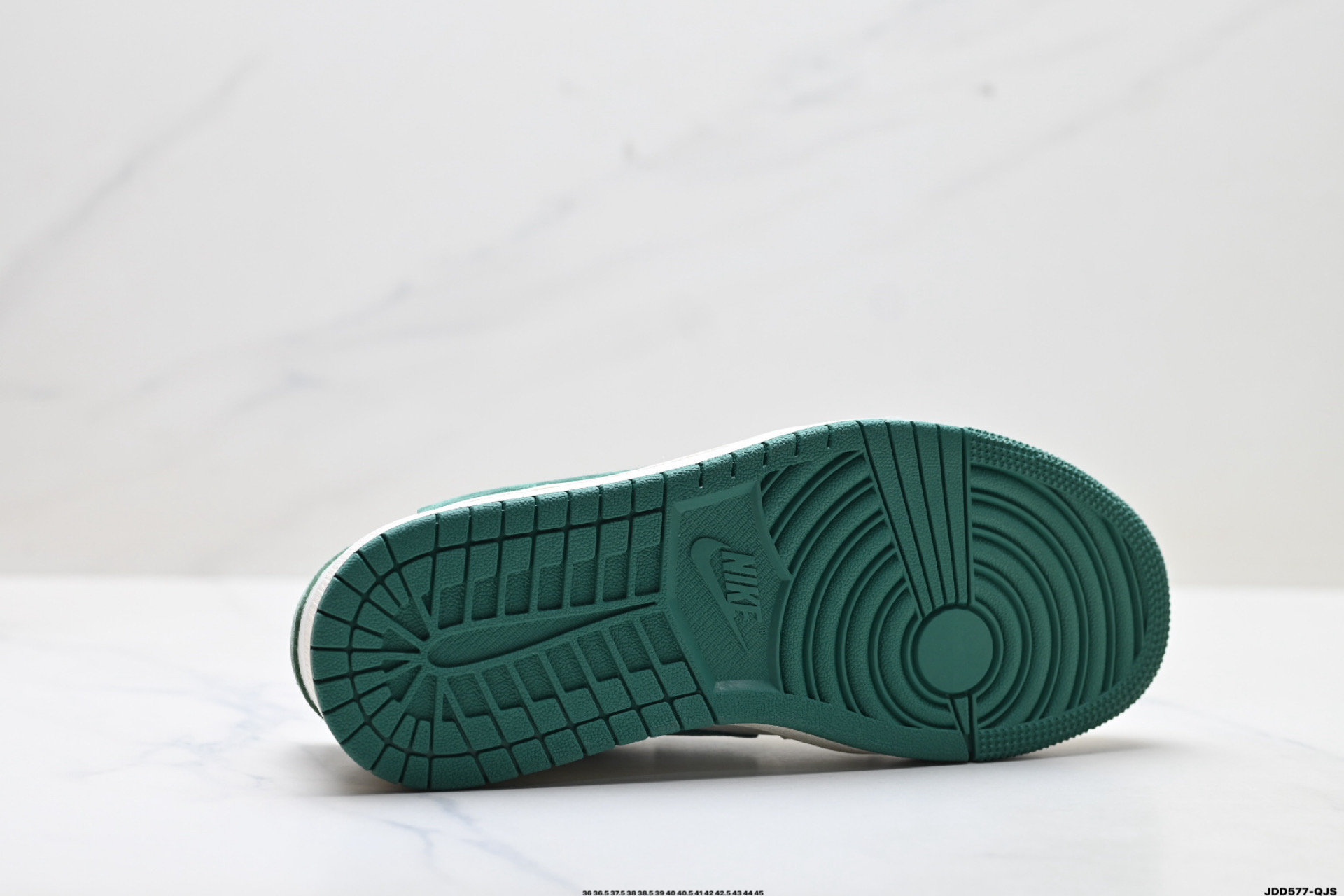 特价‼️💰140
公司级✅Nike Air Jordan 1 x Travis Scott AJ1倒勾 乔一倒钩 &lsquo;DIY&rsquo;定制 耐克 低帮文化篮球鞋 
完美品质出货 细节如图所示  鞋面切割工整  冲孔整齐干净 中底拉帮线 整体清洁度非常好
货号:LX1988-107
尺码:36 36.5 37.5 38 38.5 39 40 40.5 41 42 42.5 43 44 45
ID:JDD577-QJS