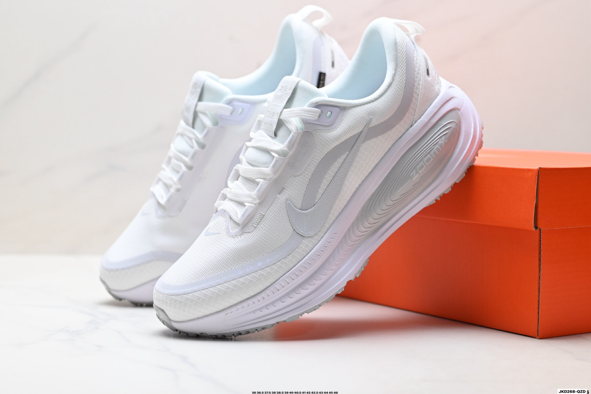 Nike VOMERO 18 GTX 耐克 舒适减震防滑 低帮跑步鞋 全掌ReactX泡绵中底 HQ7001-100