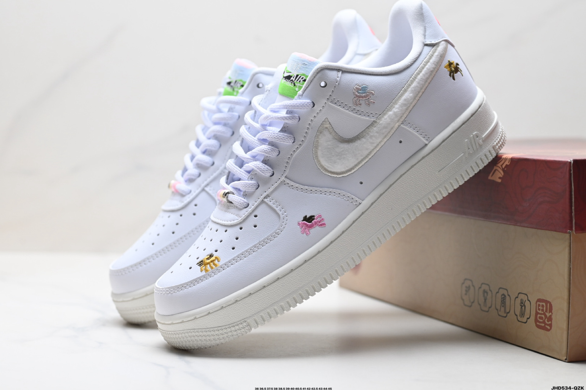 Nike Air Force 1'07 马年限定 CNY新年款 脱缰系列 耐克 空军一号 经典舒适 透气 低帮板鞋 IQ1143-100-Top High Quatity Cheap Sneakers Fashion Clothing Clothes Bags handbags Shoes of all Brand wholesale With The best Quality And Beautiful Price from China Factory Chinese suppliers wholesaler seller Nike Air Force 1'07 马年限定 CNY新年款 脱缰系列 耐克 空军一号 经典舒适 透气 低帮板鞋 IQ1143-100
