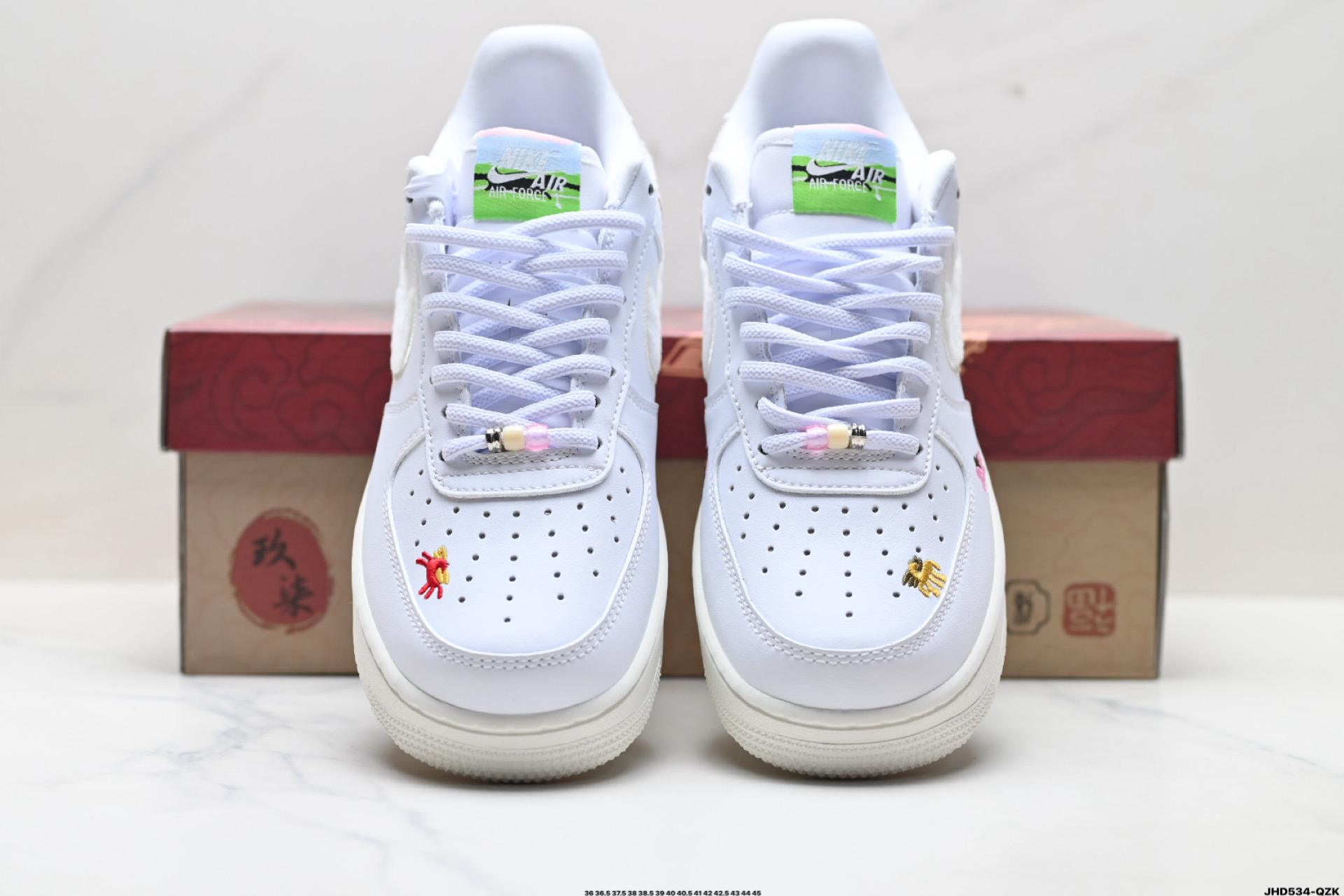 Nike Air Force 1'07 马年限定 CNY新年款 脱缰系列 耐克 空军一号 经典舒适 透气 低帮板鞋 IQ1143-100-Top High Quatity Cheap Sneakers Fashion Clothing Clothes Bags handbags Shoes of all Brand wholesale With The best Quality And Beautiful Price from China Factory Chinese suppliers wholesaler seller Nike Air Force 1'07 马年限定 CNY新年款 脱缰系列 耐克 空军一号 经典舒适 透气 低帮板鞋 IQ1143-100