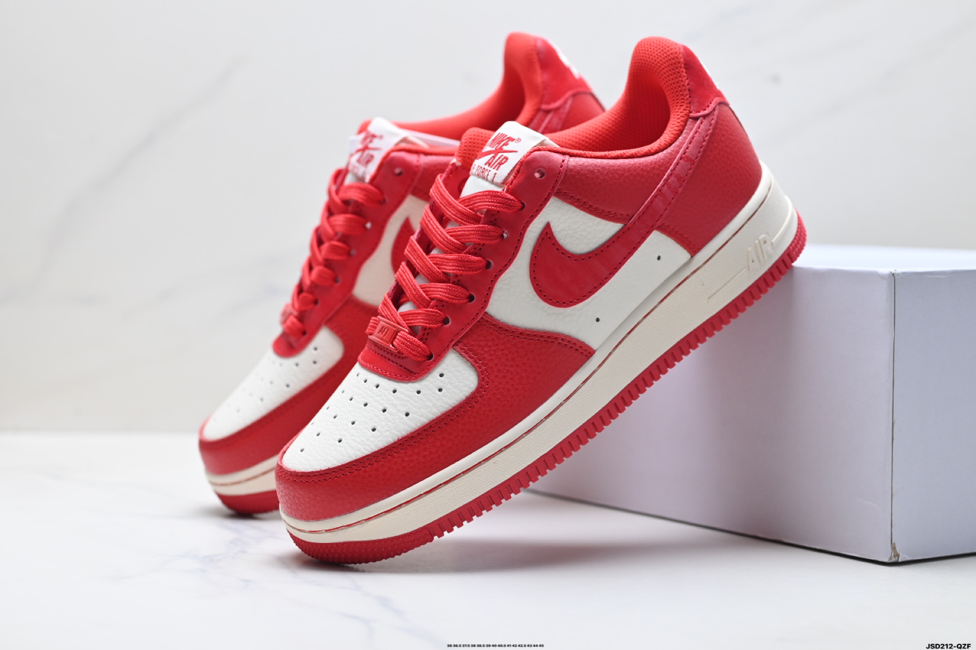 NIKE AIR FORCE 1‘07 IQ1143-100