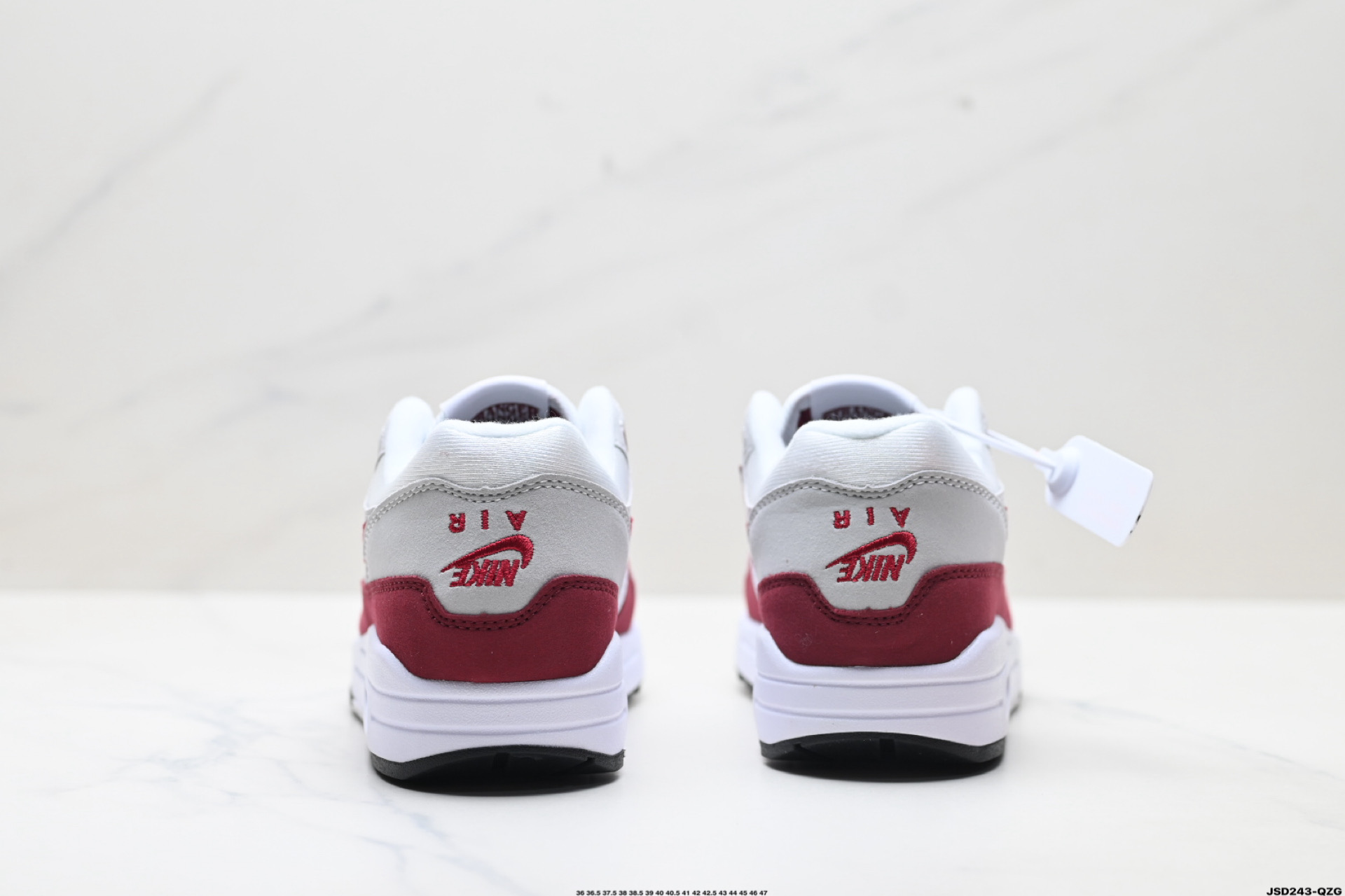Nike Air Max 1 耐克气垫 缓震 耐磨运动鞋 鞋身材质均选择皮革 IM3906-100 Nike Air Max 1 耐克气垫 缓震 耐磨运动鞋 鞋身材质均选择皮革 IM3906-100