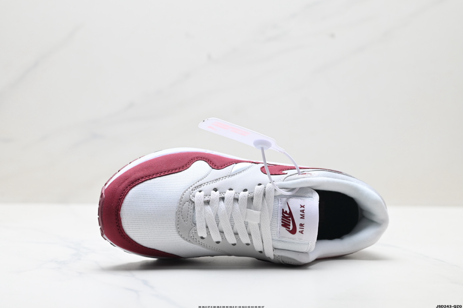Nike Air Max 1 耐克气垫 缓震 耐磨运动鞋 鞋身材质均选择皮革 IM3906-100 Nike Air Max 1 耐克气垫 缓震 耐磨运动鞋 鞋身材质均选择皮革 IM3906-100