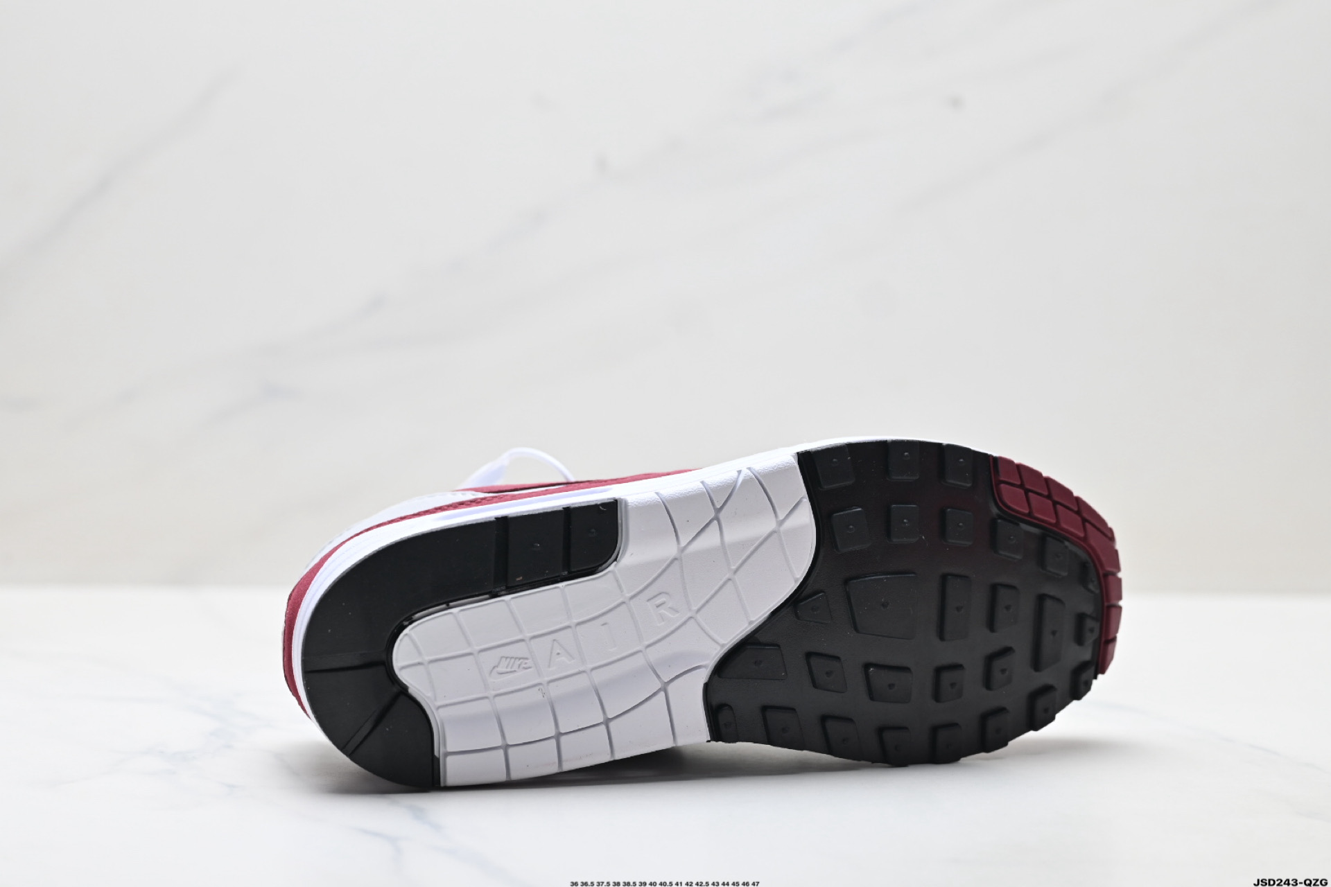 Nike Air Max 1 耐克气垫 缓震 耐磨运动鞋 鞋身材质均选择皮革 IM3906-100 Nike Air Max 1 耐克气垫 缓震 耐磨运动鞋 鞋身材质均选择皮革 IM3906-100