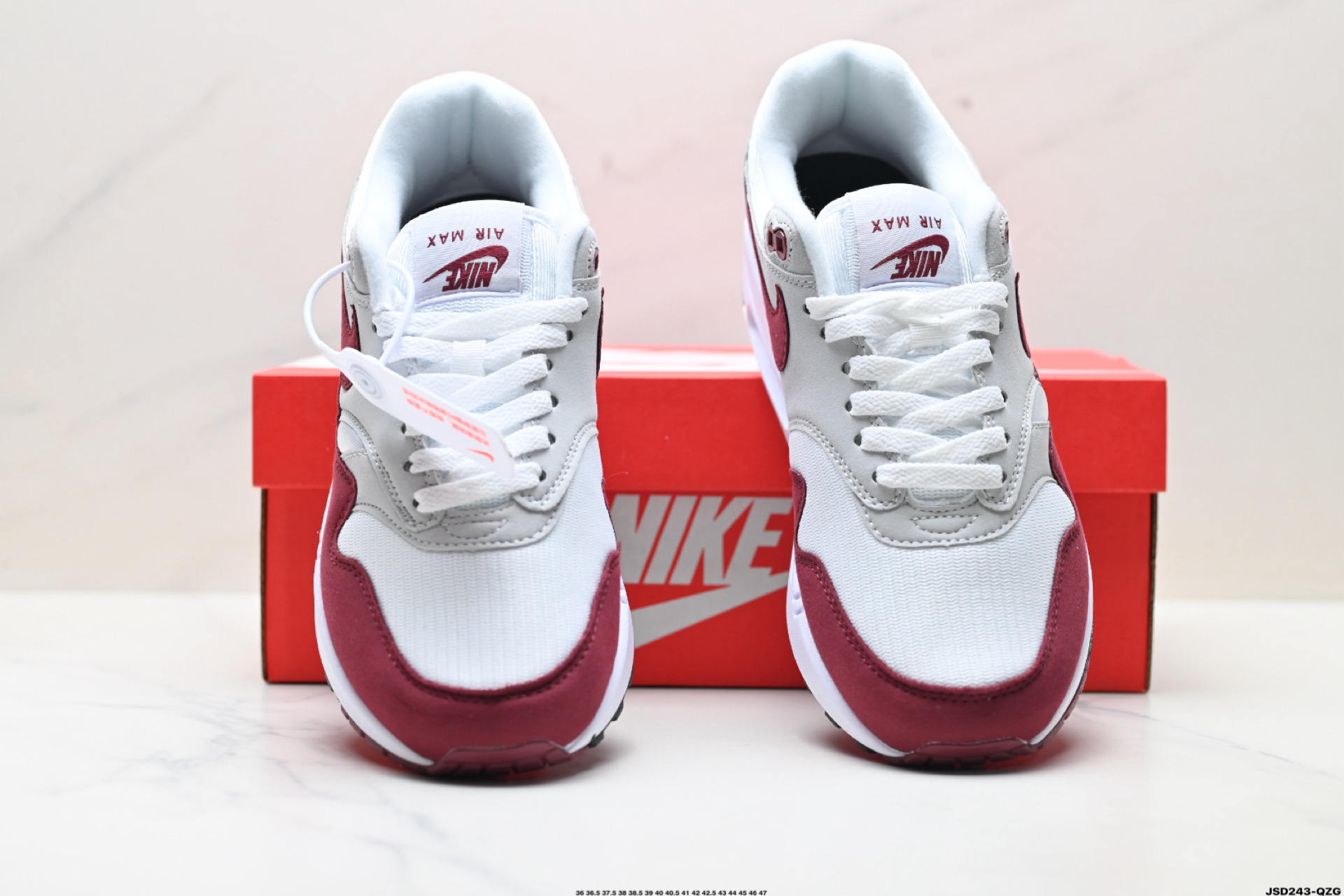 Nike Air Max 1 耐克气垫 缓震 耐磨运动鞋 鞋身材质均选择皮革 IM3906-100 Nike Air Max 1 耐克气垫 缓震 耐磨运动鞋 鞋身材质均选择皮革 IM3906-100