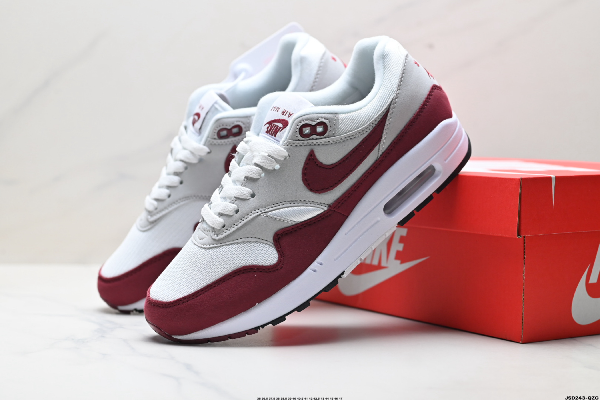 Nike Air Max 1 耐克气垫 缓震 耐磨运动鞋 鞋身材质均选择皮革 IM3906-100 Nike Air Max 1 耐克气垫 缓震 耐磨运动鞋 鞋身材质均选择皮革 IM3906-100