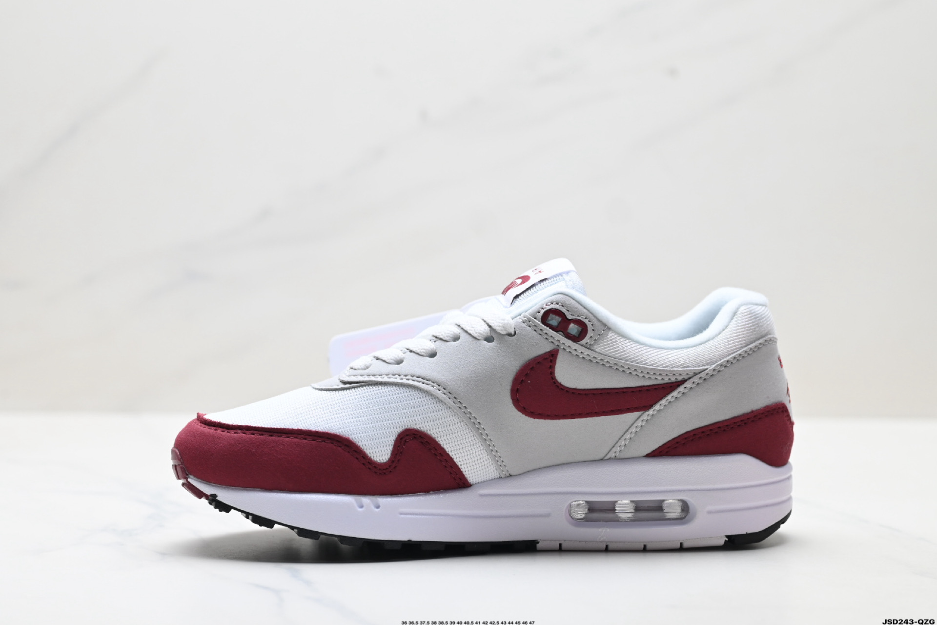 Nike Air Max 1 耐克气垫 缓震 耐磨运动鞋 鞋身材质均选择皮革 IM3906-100 Nike Air Max 1 耐克气垫 缓震 耐磨运动鞋 鞋身材质均选择皮革 IM3906-100