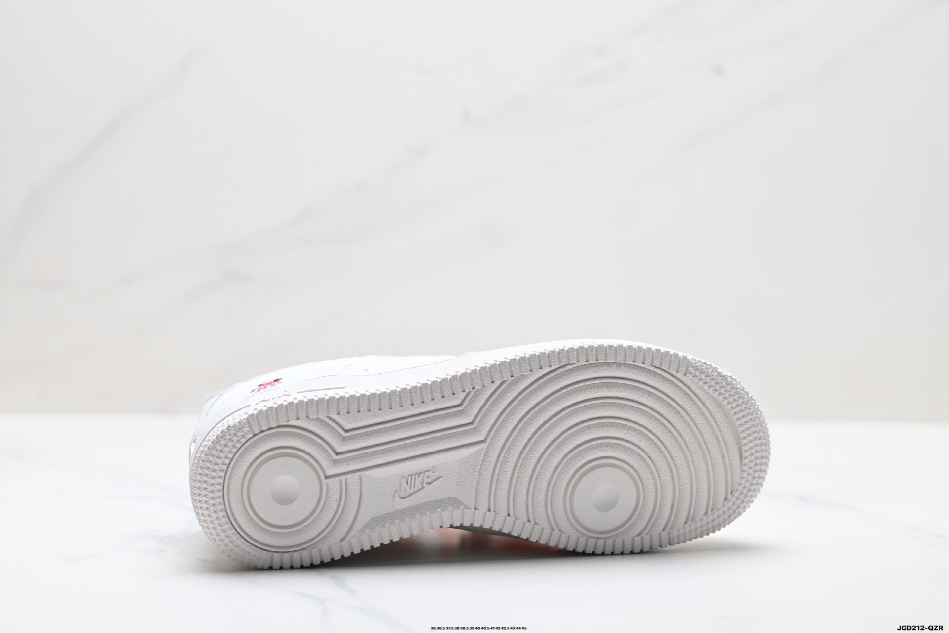 NIKE AIR FORCE 1‘07 IQ1143-100 NIKE AIR FORCE 1‘07 IQ1143-100