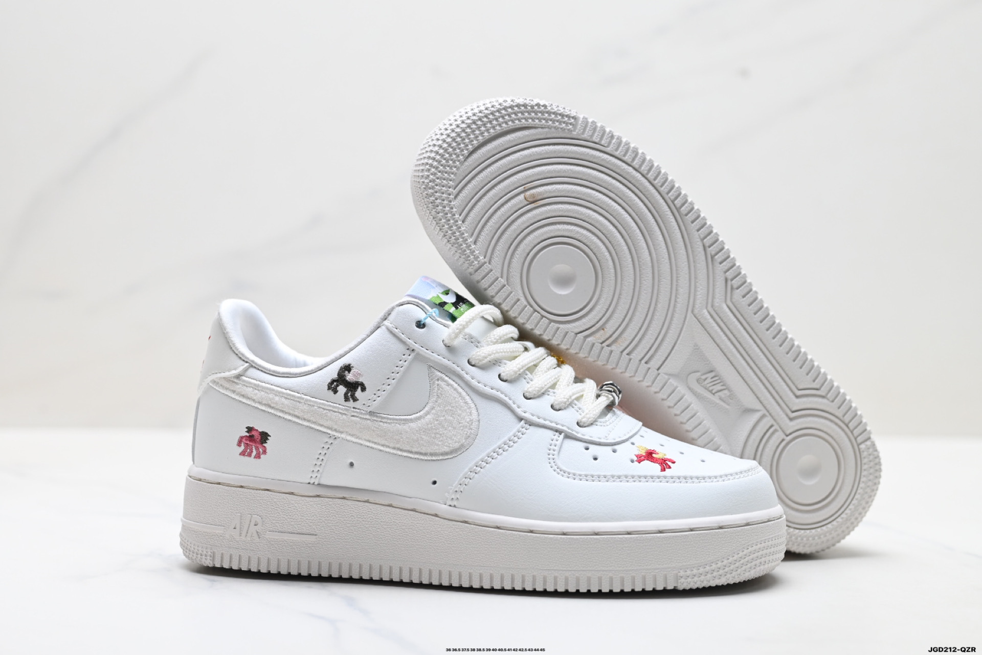 NIKE AIR FORCE 1‘07 IQ1143-100 NIKE AIR FORCE 1‘07 IQ1143-100