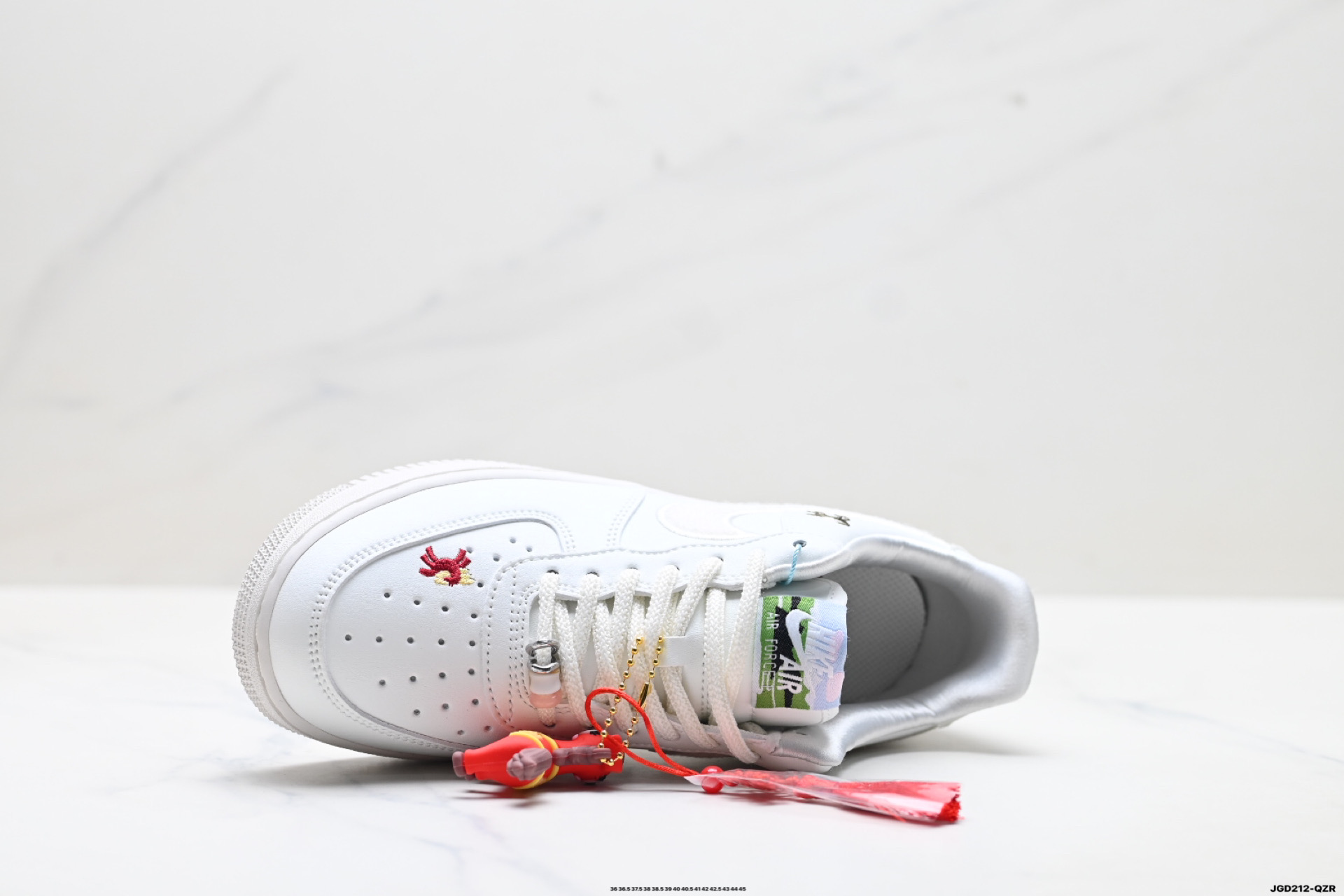 NIKE AIR FORCE 1‘07 IQ1143-100 NIKE AIR FORCE 1‘07 IQ1143-100