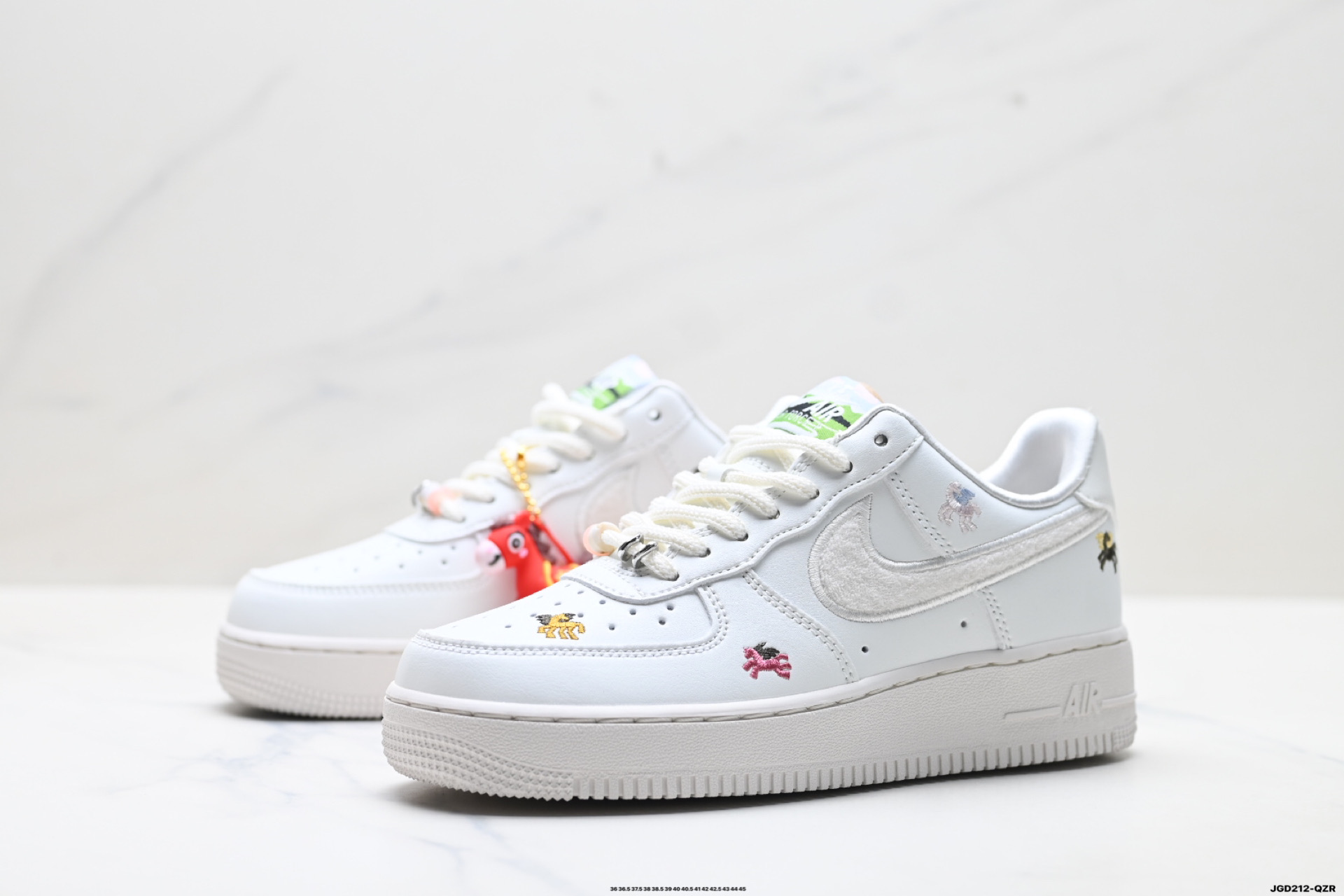 NIKE AIR FORCE 1‘07 IQ1143-100 NIKE AIR FORCE 1‘07 IQ1143-100