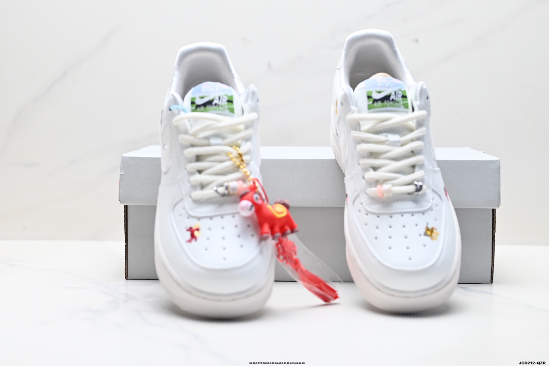 NIKE AIR FORCE 1‘07 IQ1143-100 NIKE AIR FORCE 1‘07 IQ1143-100