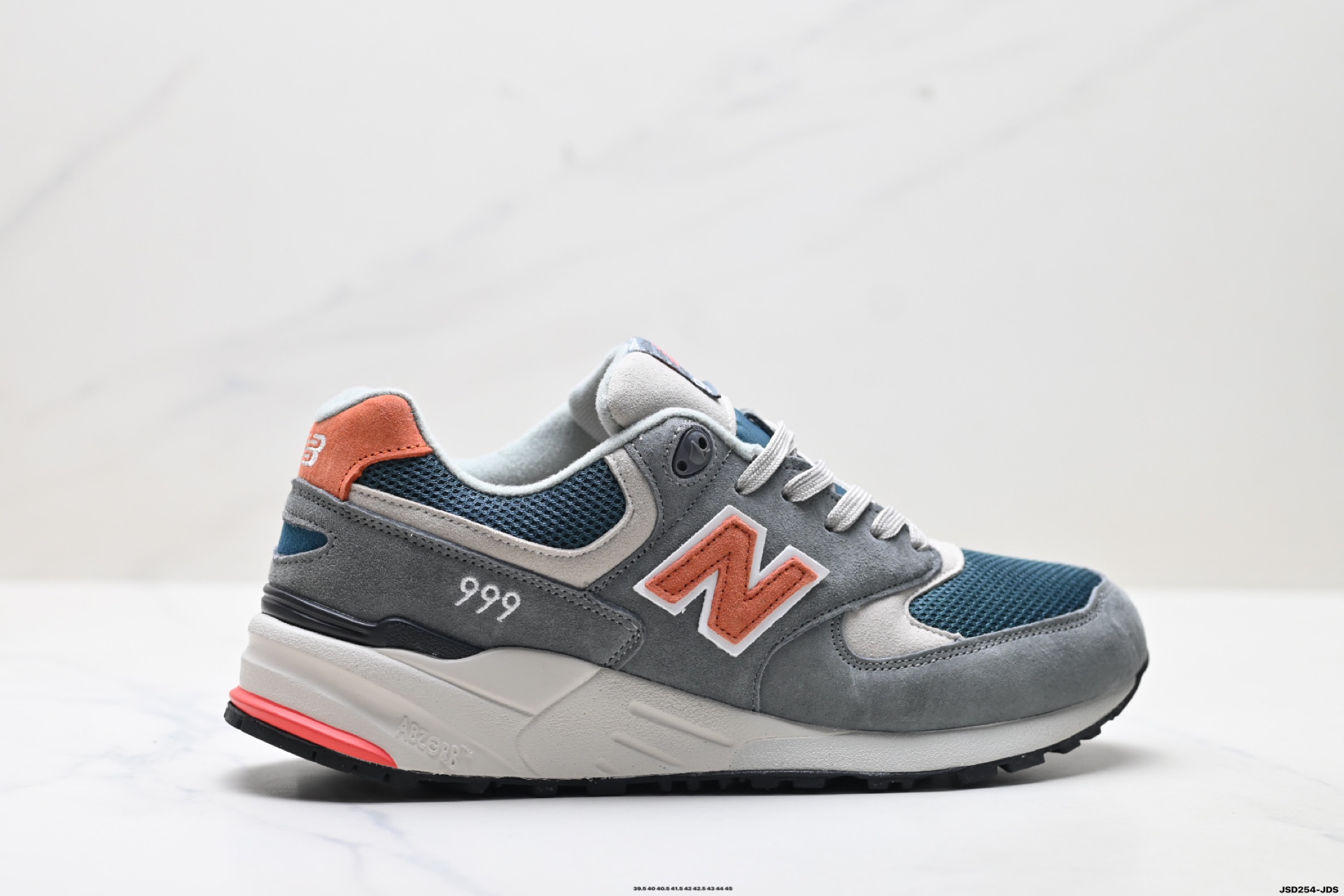 💰190
公司级✅New Balance 999MG原装版本
市面独家最正确版本 实拍首发👏
无色差中底前掌高弹MD+后掌ABZORB专利吸震+后跟高弹小MD应用N-ERGY技术+后掌内置碳纤维板ENCAP缓震芯片，C-CAP柔软避震中底带有Rock Stop防穿刺科技，真正实现ABSS与3D中足多重缓震保护  
官方货号:ML999AD
尺码:39.5 40 40.5 41.5 42 42.5 43 44 45
ID:JSD254-JDS
