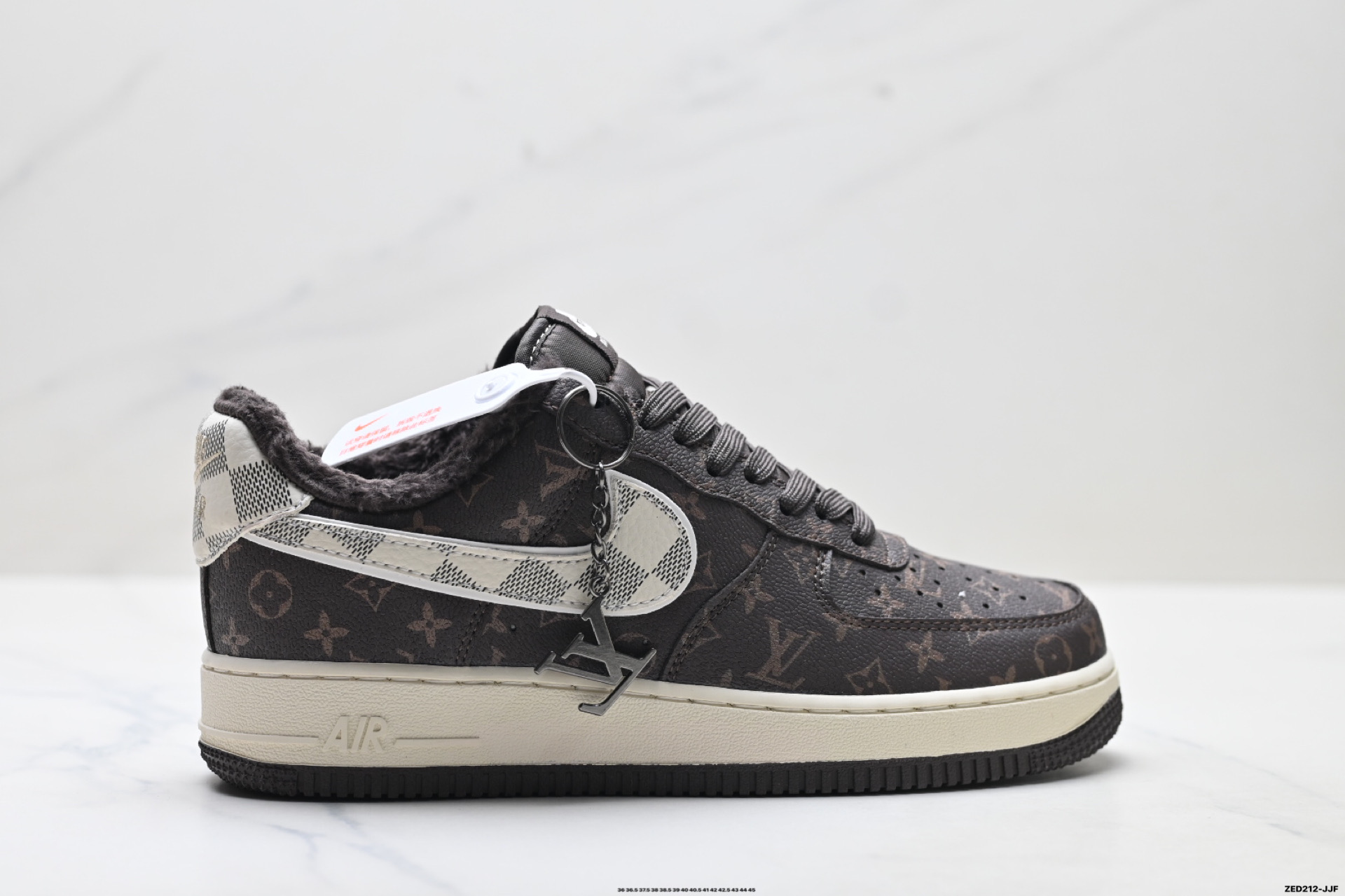 280 NIKE AIR FORCE 1‘07 LV8 XL1979-136